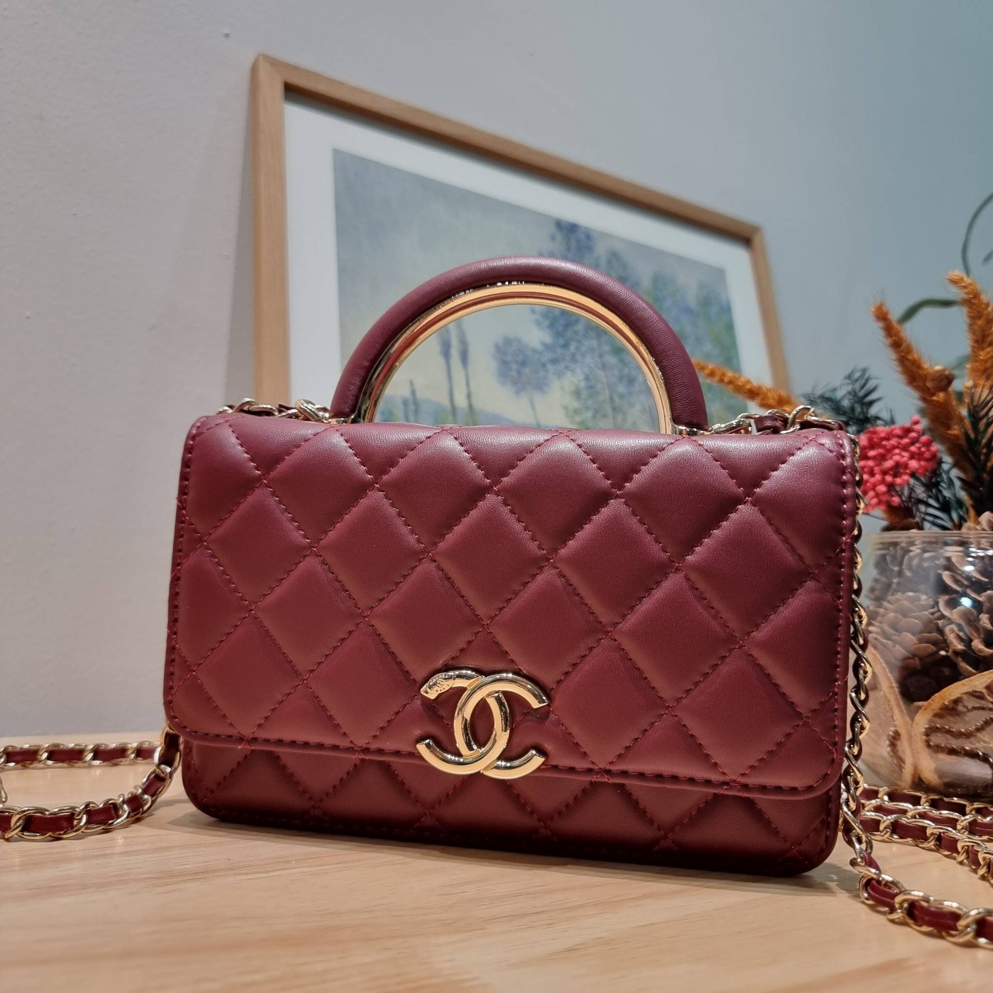 CHANEL woc with top handle black / CHANEL WALLET ON CHAIN กระเป๋าสะพายข้างไซส์กำลังดี สวยหรู ดีไซน์คลาสสิคผสานกิมมิคประจำแบรนด์ ทำให้ไอเท็มนี้เพิ่มมูลค่าขึ้นไปอีก สร้างสรรค์ตัวกระเป๋าด้วยหนังแกะ สัมผัสสบายมือ ใช้งานสะดวกด้วยกระดุมแม่เหล็ก ภายในกระเป๋าแบ่ง