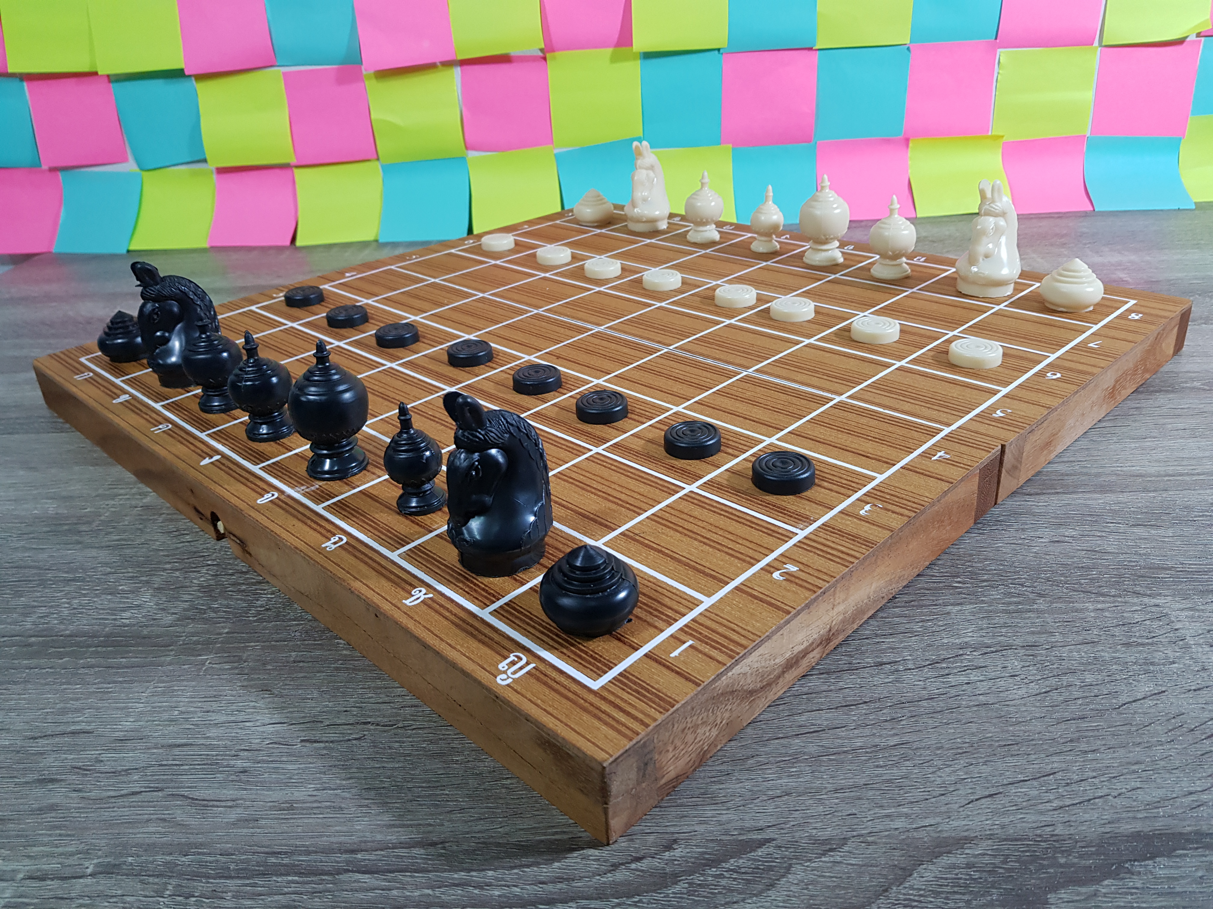 ตัวหมากรุกไทยพลาสติกสีขาวและดำพร้อมกระดานพับขนาดใหญ่