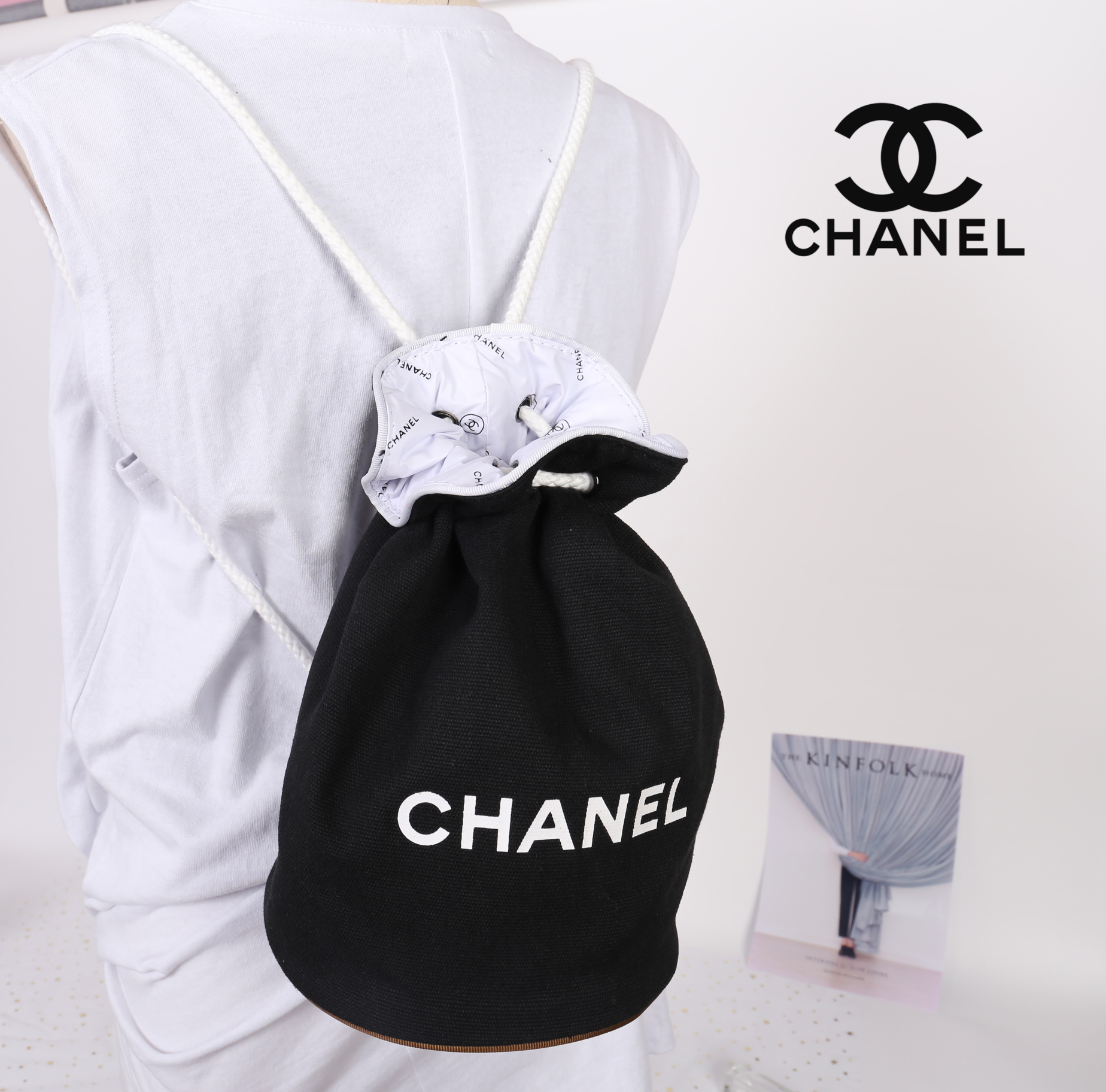 CHANEL VIP BEAUTE AUTHENTIC CANVAS DUFFLE BAG VIP Gift With Purchase รุ่น Limited Edition จาก Chanel Beaute ของแท้นำเข้าจากเคาเตอร์ต่างประเทศ วัสดุ Canvas เนื้อหนาภายในบุด้วย 100% Polyester สกรีนโลโก้แบรนด์ เปิดปิดแบบ Drawstring ใส่ ipad mini เครื่องสำอาง