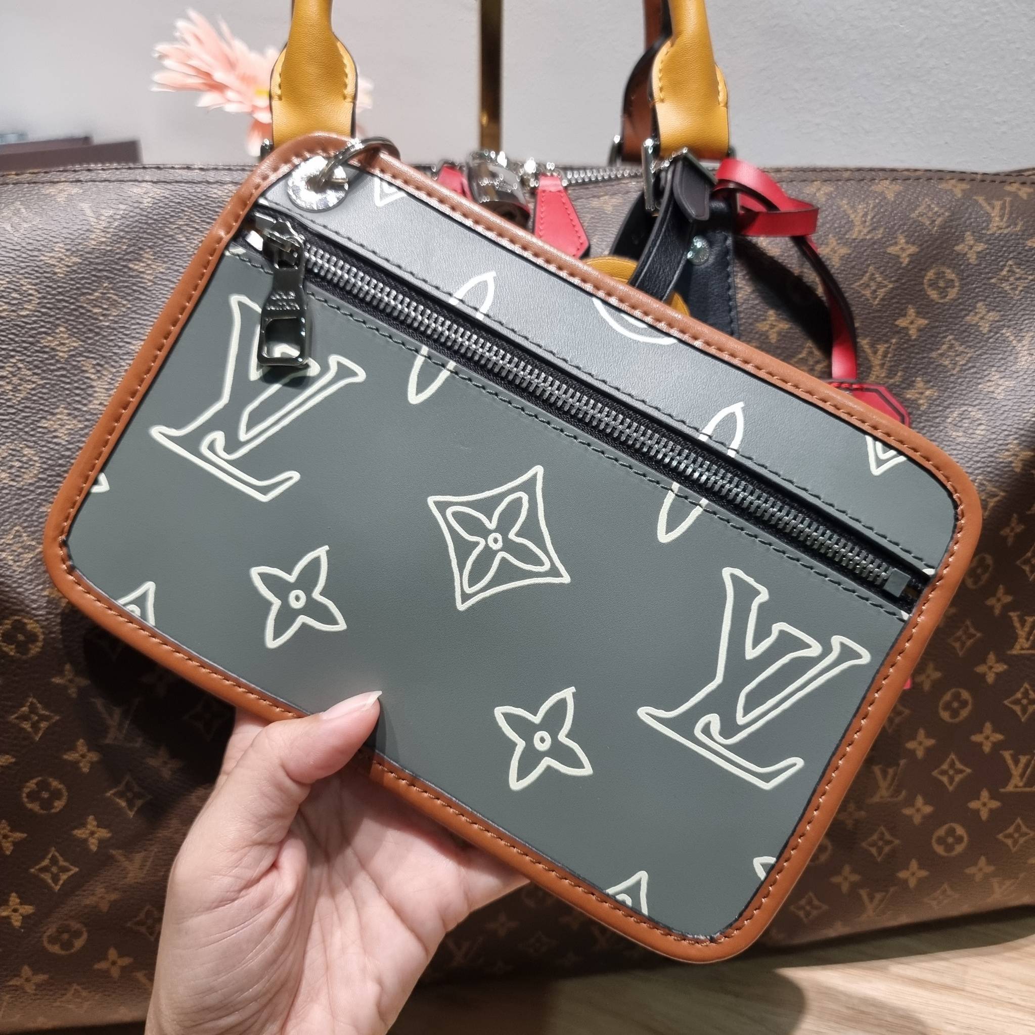 LV KEEPALL BANDOULIERE กระเป๋าเดินทางสุดชิค ที่ทำให้การเดินทางไม่ธรรมดาอีกต่อไป ด้วยลูกเล่น patch แท็กห้อย และใบลูก ที่จัดมาให้ได้เก๋ๆ ไม่ซ้ำใคร วัสดุหนังแคนวาสคุณภาพดี ดีไซน์ลวดลายโมโนแกรมเอกลักษณ์ ซิปมีตัวล็อคไว้ให้แน่นหนา มีสายสะพายครอสให้ ภายในโล่งกว้