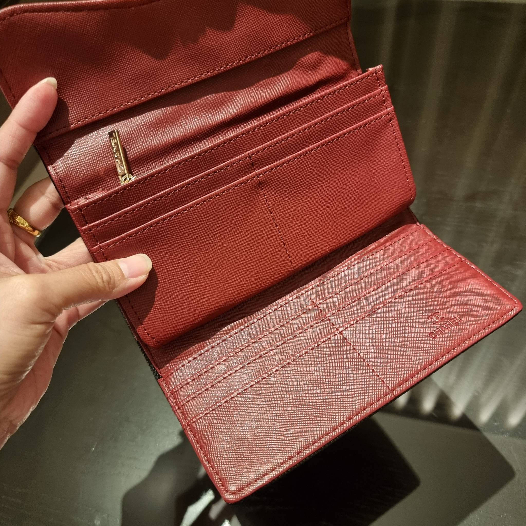 VIP 】กระเป๋าสตางค์ใบยาวรุ่นฝาพับที่ถามหากันมากที่สุด!! สวยรับทรัพย์จาก Chanel วัสดุหนังลายคาร์เวีย ลุคผู้ดีที่สุด เปิด-ปิดด้วยกระดุมแม่เหล็ก ภายในกระเป๋ามีช่องใส่บัตรได้เยอะ ใส่ธนบัตร ใส่เหรียญได้ มีช่องซิปแยกอีกหนึ่งช่อง ดีไซน์เรียบหรูดูคลาสสิค!! สาวๆห้า