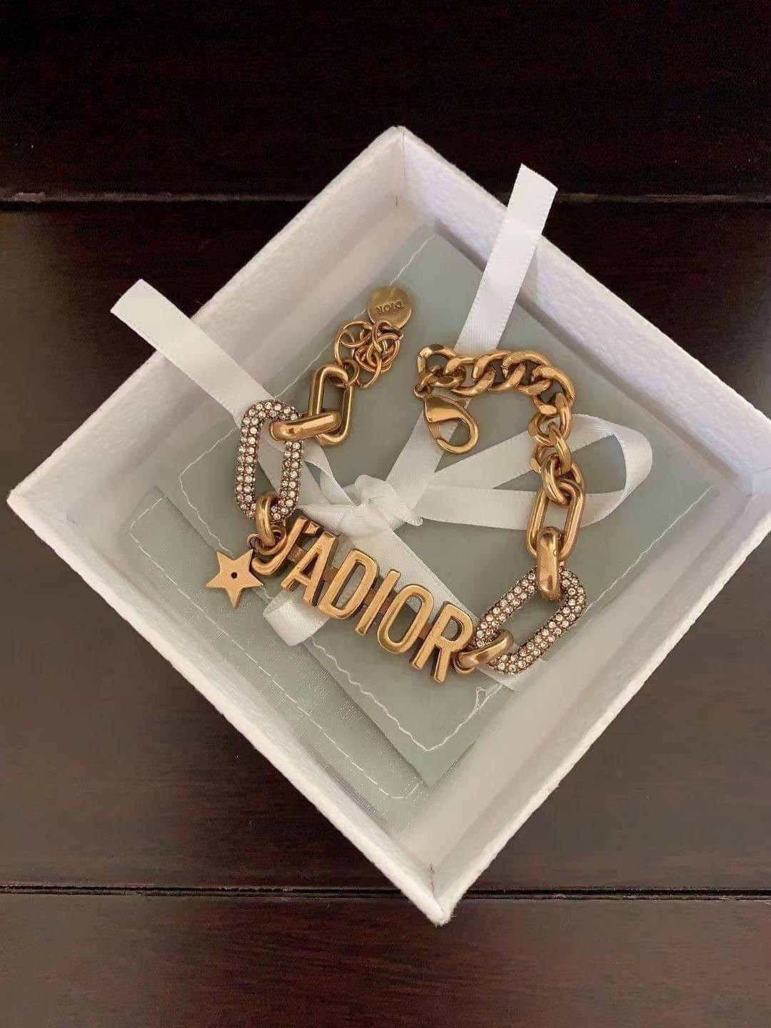 Christian Dior Bracelet สร้อยข้อมือแบรนด์หรูหรา วัสดุสแตนเลสชุบ สีทองรมควัน ไม่ลอก ไม่ดำ สวยงามตามแบบฉบับแบรนด์ ภาพถ่ายจากสินค้าจริงค่ะ