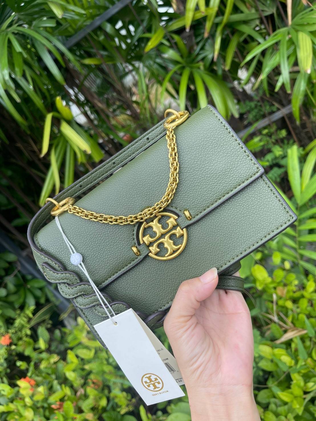 Tory burch miller mini bag หนึ่งในแบรนด์เนมยอดฮิตระดับโลกที่สายแฟชั่นตัวจริงต้องมีสักใบในตู้ เพราะเป็นแบรนด์ที่เหล่าบรรดาเซเลปและดาราใช้กันเยอะมาก รุ่นก็เป็นอีกหนึ่งใบที่คุ้มค่าคุ้มราคามากค่ะ ด้วยดีไซน์กึ่งทางการ กึ่งลำลอง จึงใช้งานได้หลายโอกาส แม้จะมีขนา