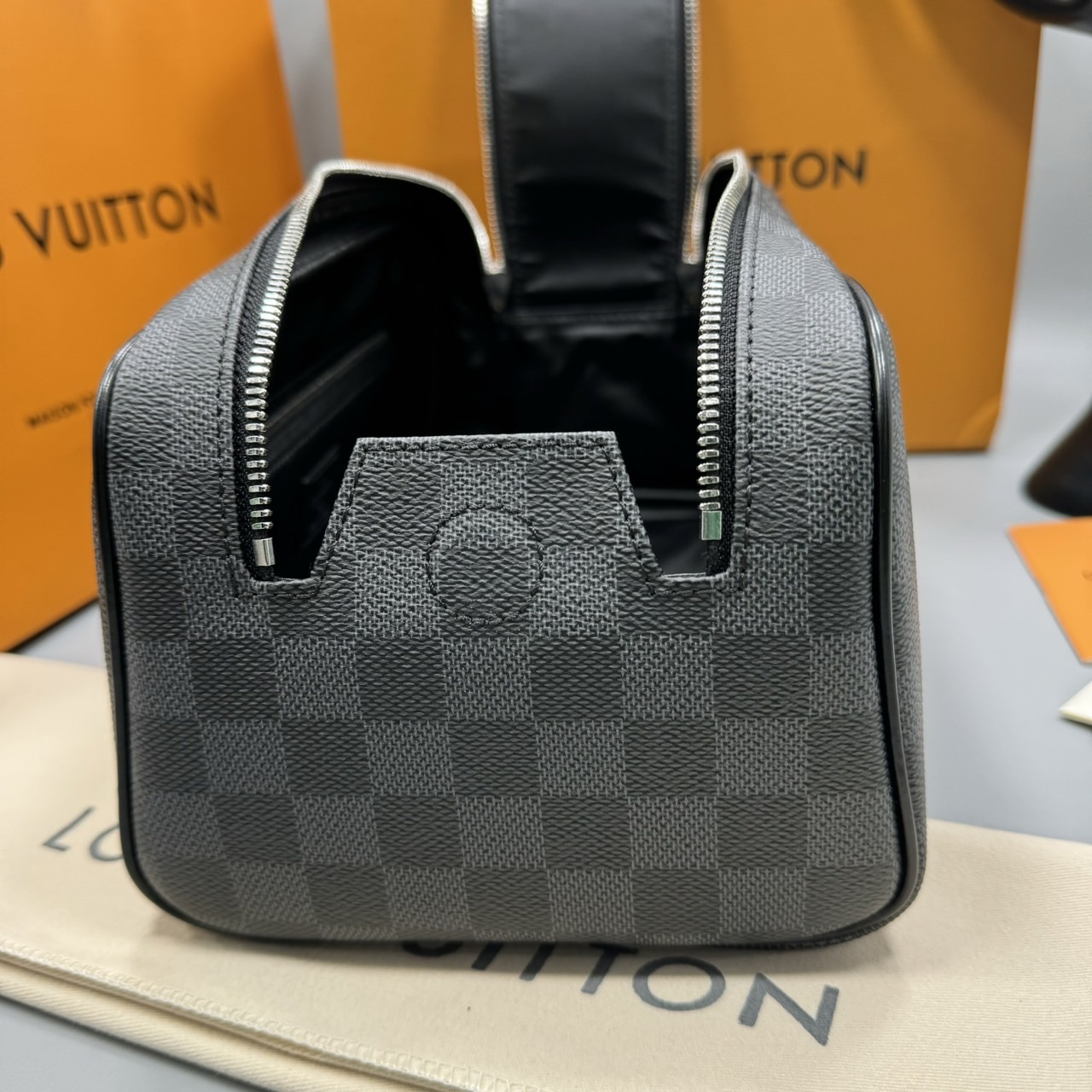 LV Clutch LV Dopp Kit Toilet Pouch Monogram / Damier Graphite Canvas กระเป๋าถือทรงพอชหรือคลัช เกรดออริ ท็อป 1:1 เกรดดีสุด แคนวาสแท้สวย ใช้งานต่างประเทศได้