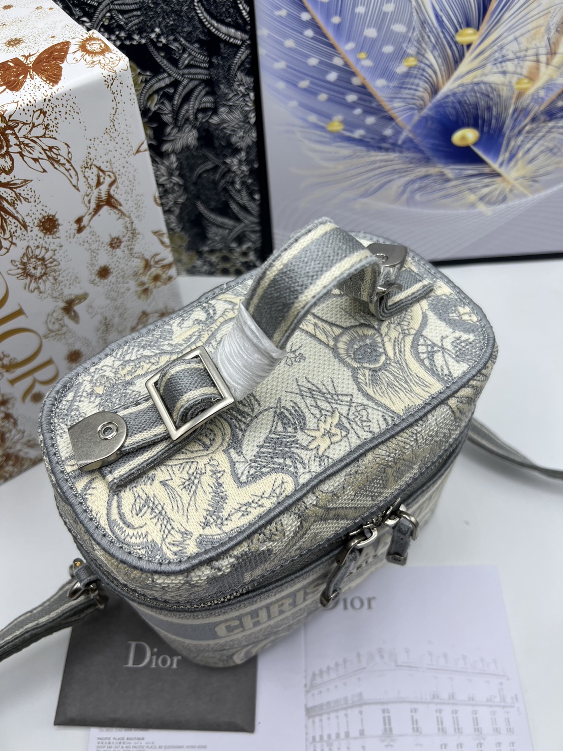 18cm Small DiorTravel Vanity Case กระเป๋าใส่เครื่องสำอาง มาพร้อมกับลวดลาย Oblique ปักอย่างประณีตและประดับด้วยสัญลักษณ์ Christian Dior Paris มาพร้อมสายสะพายและหูจับในตัว ปรับเปลี่ยนใช้งานได้ตามสไตล์