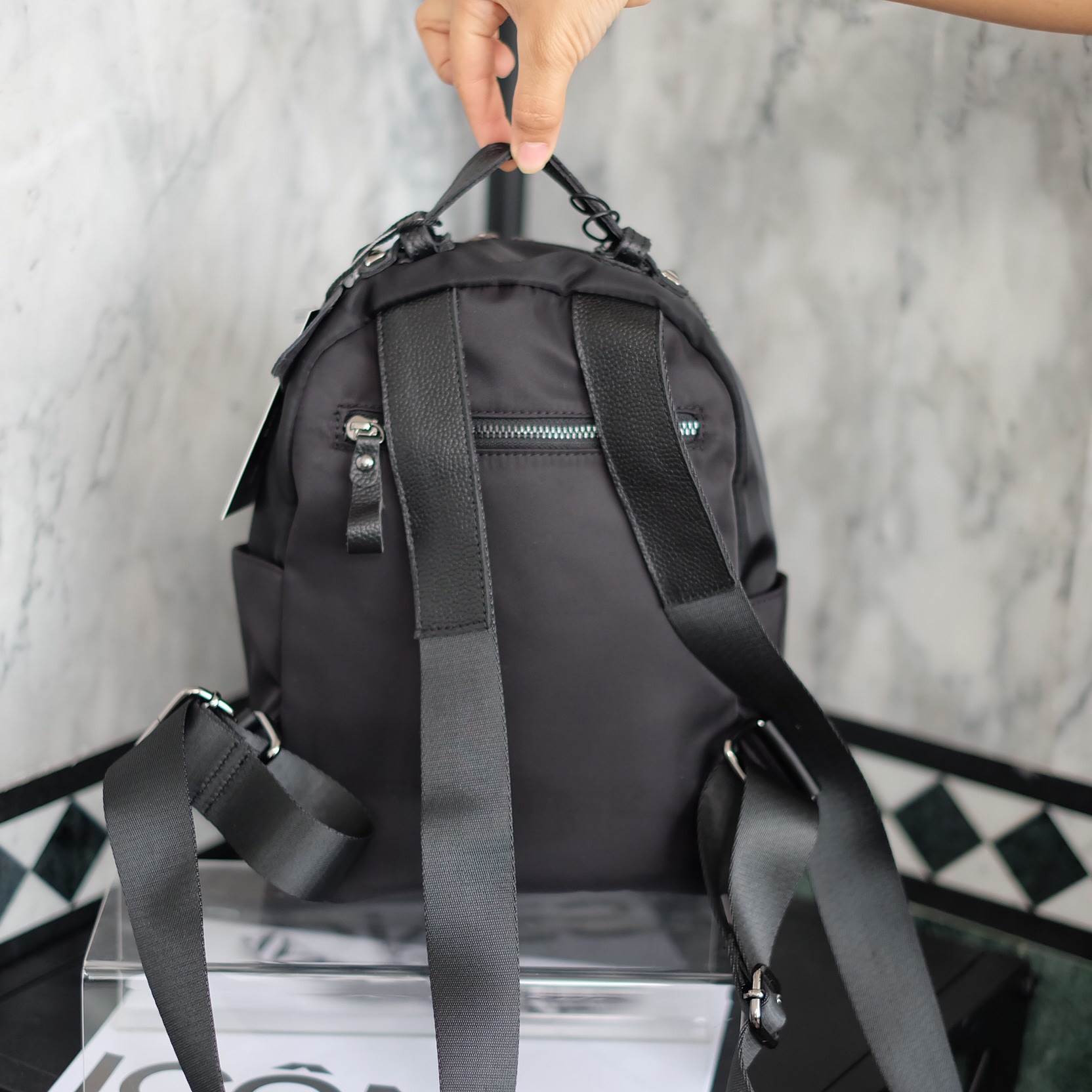 ใหม่สุด !!! เป้Keepไนล่อนห้อยพี่หมีteddy_duo เอาใจสาวๆ ชอบสไตด์ เป้ ทางร้านได้ รุ่น classic ประดับหมุดดำ จาก แบรนด์ keep มาฝากคะ จุดเด่น 💙 กระเป๋า ผ้าไนล่อน น้ำหนักเบา สายหนังแท้ ทนทาน ดีไซด์ ทันสมัย เข้าได้กับทุกชุด สายสะพายมีแผ่นหนังแท้รอง สะพาย