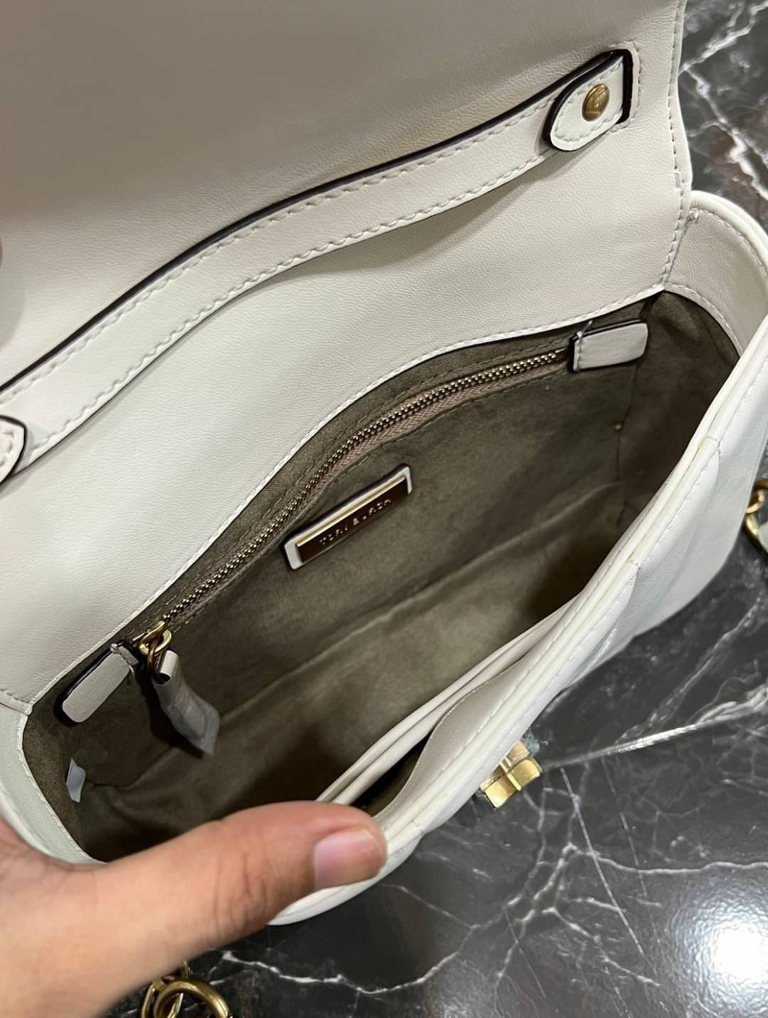 Tory Burch Our Kira shoulder bag with beveled turn-lock hardware พร้อมเสิร์ฟสีคลาสสิค กระเป๋าถือ/สะพาย ทรงสวย สะพายคล่องตัว ดีไซน์เส้นคมสวยหรู สัมผัสดีงาม นิ่มมือ เปิด-ปิดด้วยอะไหล่บิดล็อค ภายในเป็นช่องโล่ง สะพายไปไหนก็สะดวก แนะนำสวยก่อนใครได้ที่นี่ จัดไป