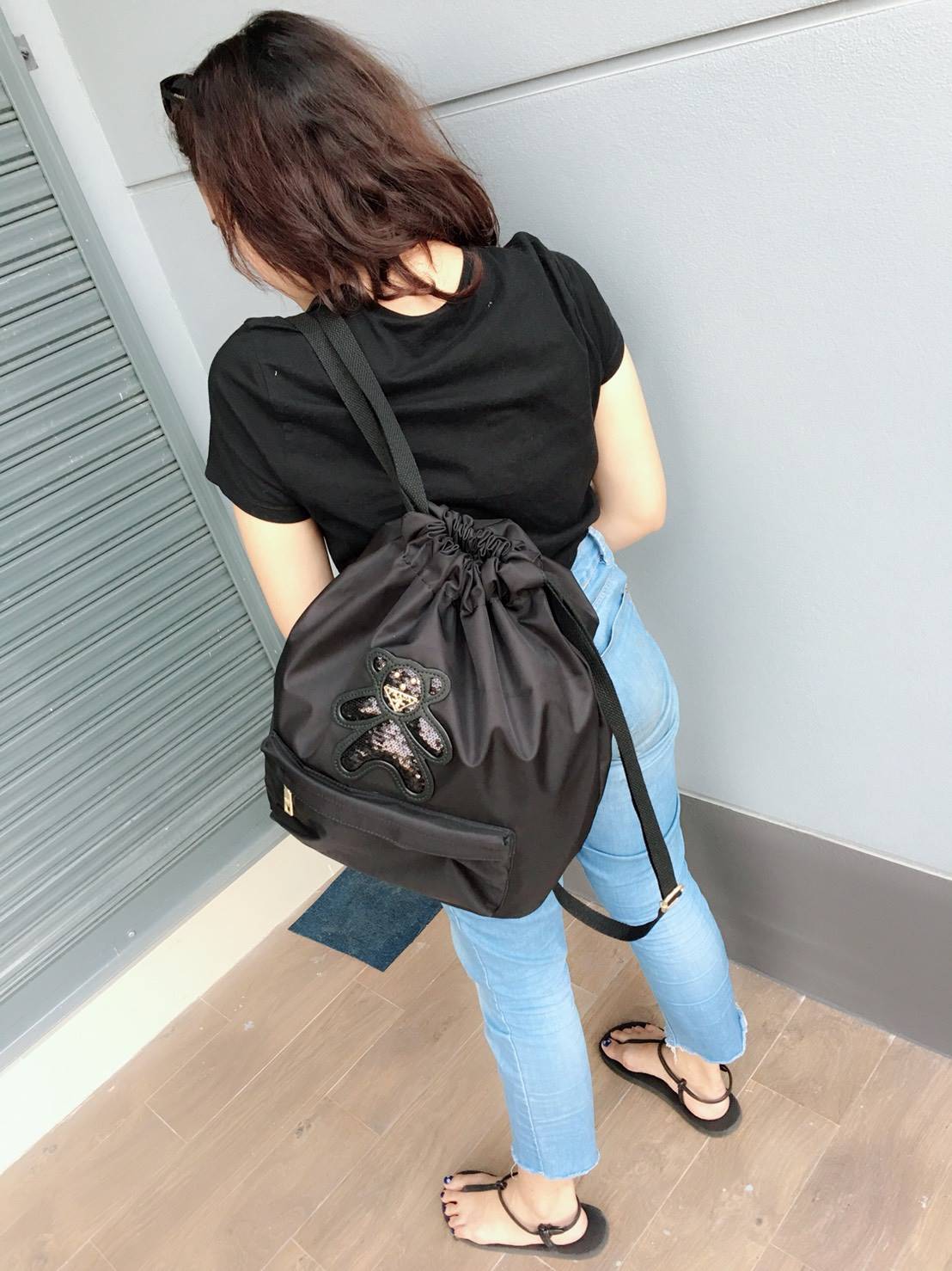 เป้ทรงใหม่ รอบนี้ ก็มานะคะ กระเป๋าทรงเป้หูรูด Nylon Backpack ทรน่ารัก จากงานพรีเมี่ยมกิ้ฟ จากเคาเตอร์ต่างประเทศ ด้านหน้ามีช่องซิปใส่ของ หยิบใช้ง่าย ด้านในเปิดปิดด้วยหูรูด มีช่องแยกด้านในอีกค้า ด้านหลังมีช่องซิปเก็บของสำคัญ เพิ่มอีกช่อง **ขนาดกำลังดีคะ ใบน