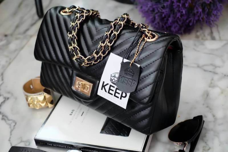 🛍ทางร้าน ได้กระเป๋า จากแบรนด์ KEEP รุ่น KEEP shoulder chevron chain handbag สวย หรู มากๆ เลยน๊า กระเป๋าอยู่ทรง หนังแกะนิ่มมากคะ สายโซ่สะพายสบายคะ สายปรับ สั้น ยาวได้คะ ภายในสีแดง มีช่องใส่ของจิกจิงหลายช่องแบ่งเก็บของเป็นสัดส่วนมากๆคะ ใบจริงสวยมาก