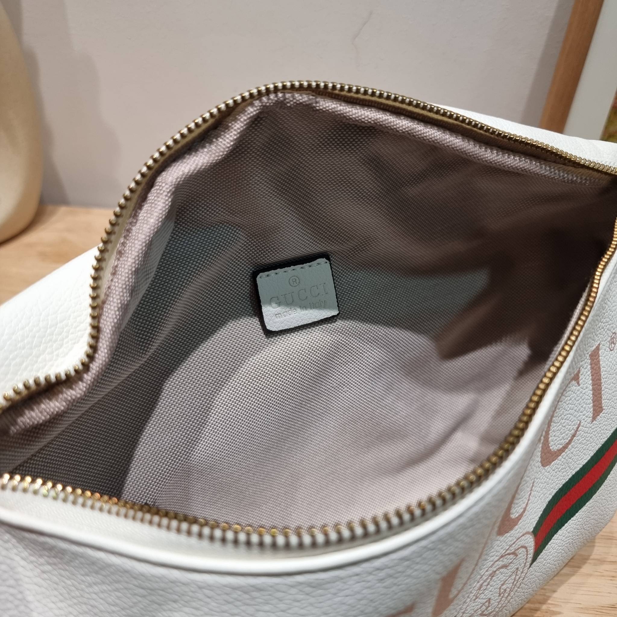 GUCCI Print Logo Belt Bag / GG LEATHER BELT BAG ไอเท็มยอดฮิต ขึ้นแท่น best seller กับกระเป๋าคาดอก ไซส์ใหญ่จุได้คุ้มค่า รูปทรงคลาสสิค พกพาง่าย