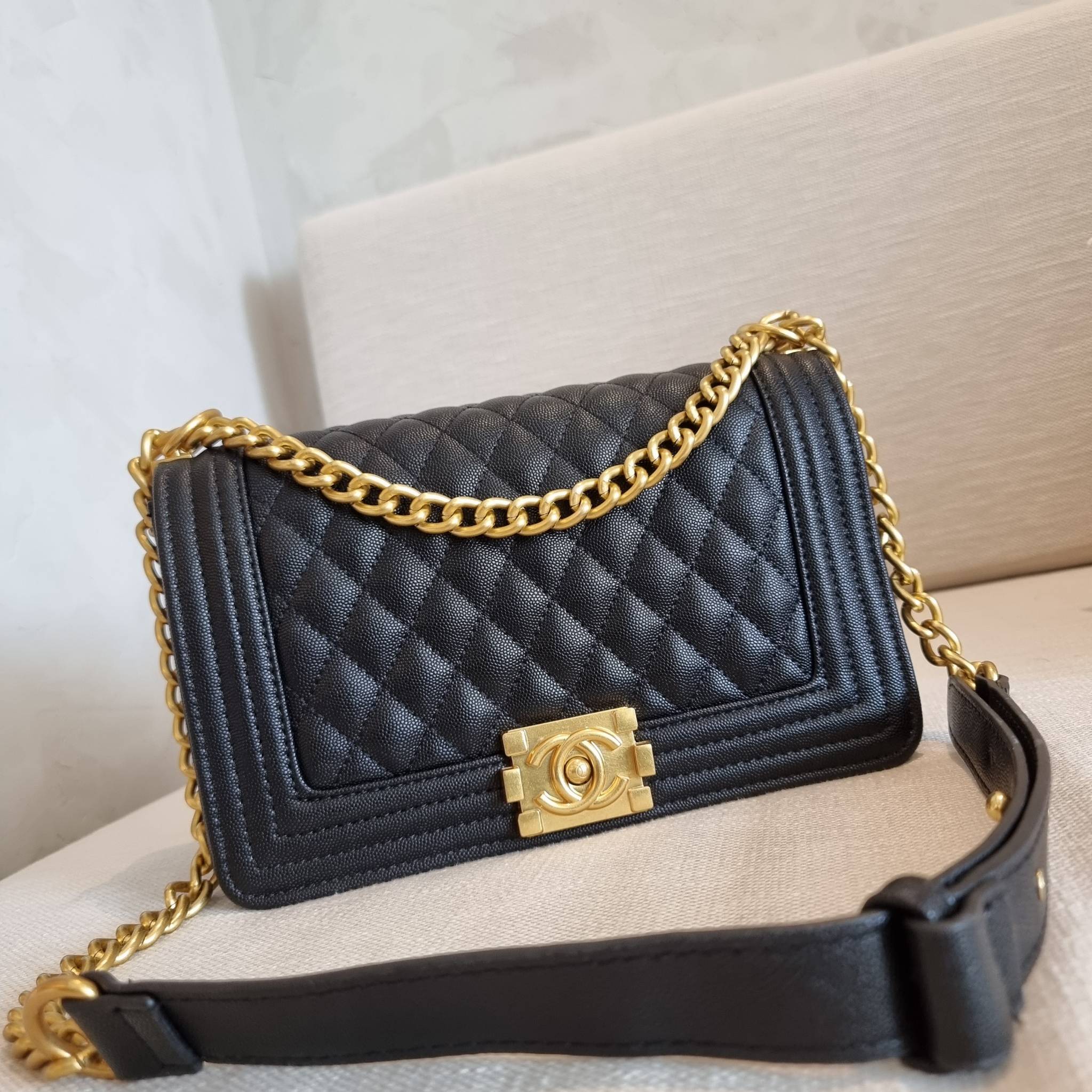 Chanel Boy 10" พร้อมส่งที่ไทย รุ่นสุดฮอต อะไหล่สีทองสุดหรู วัสดุหนังลายคาร์เวีย ทรงคลาสสิคที่สาวๆห้ามพลาด!! ในราคาสุดคุ้ม เปิด-ปิดกระเป๋าด้วยตัวล็อค ภายในโล่งกว้าง ไซส์ใหญ่ใส่ของได้เยอะ มีช่องแยกในกระเป๋า มาพร้อมสายสะพายโซ่สลับหนังรองบ่า (ถอดได้-ปรับ