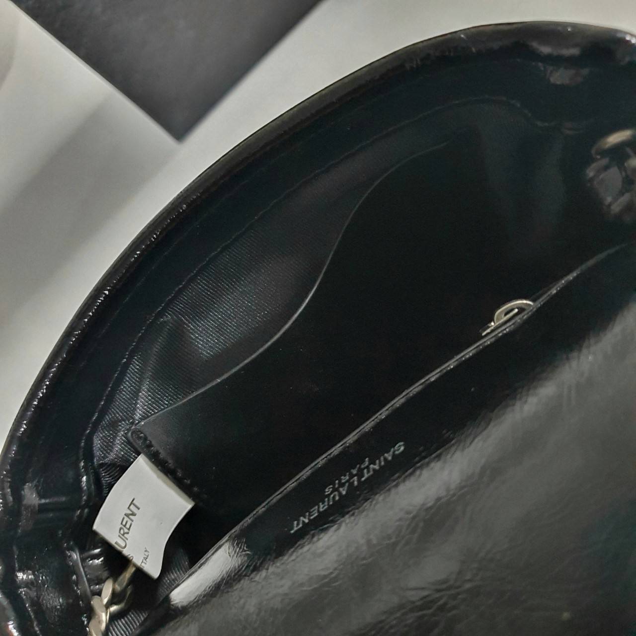 VIP 】YVES SAINT LAURENT YSL BAG VIP GIFT WITH PURCHASE (GWP) พรีเมี่ยมกิ้ฟ Limited Edition จาก YSL DUTY FREE COUNTER วัสดุหนังPu สีดำเงา ทรงสี่เหลี่ยมหนังสวยหรูอยู่ทรงเปิดปิดด้วยฝาปิดโลโก้แบรนด์อะไหล่เงินรมดำ ภายในโล่งมีช่องหลัก และช่องซิปสามารถใส่มือถือข