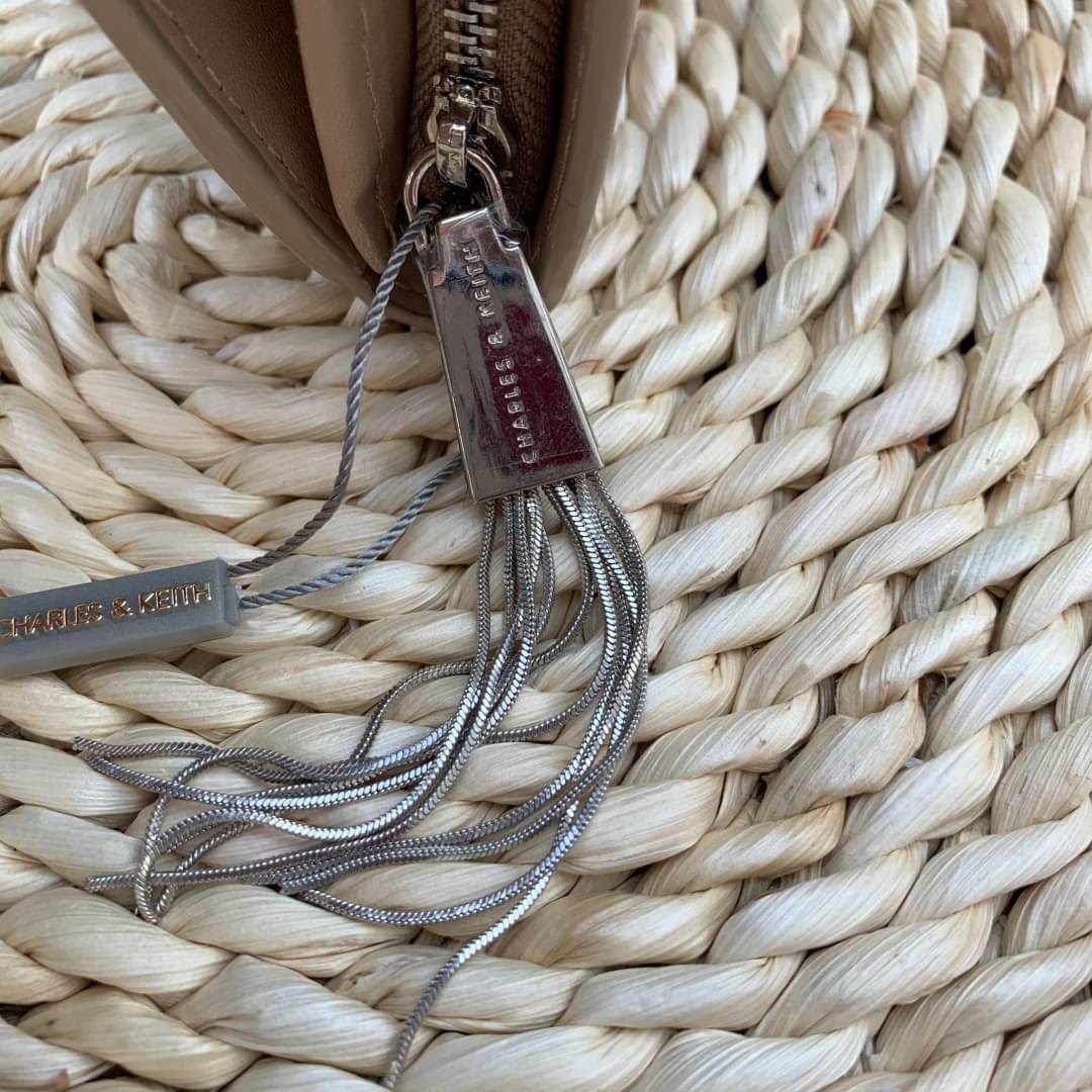 ของแท้ 💯% CHARLES & KEITH METAL TASSEL CLASSIC LONG WALLET กระเป๋าเงินใบยาวรุ่นพู่ยอดฮิต!! หนังพิมพ์ลายคาร์เวียร์ใช้ทน ด้านหลังมีช่องใส่บัตร/แบงค์ได้