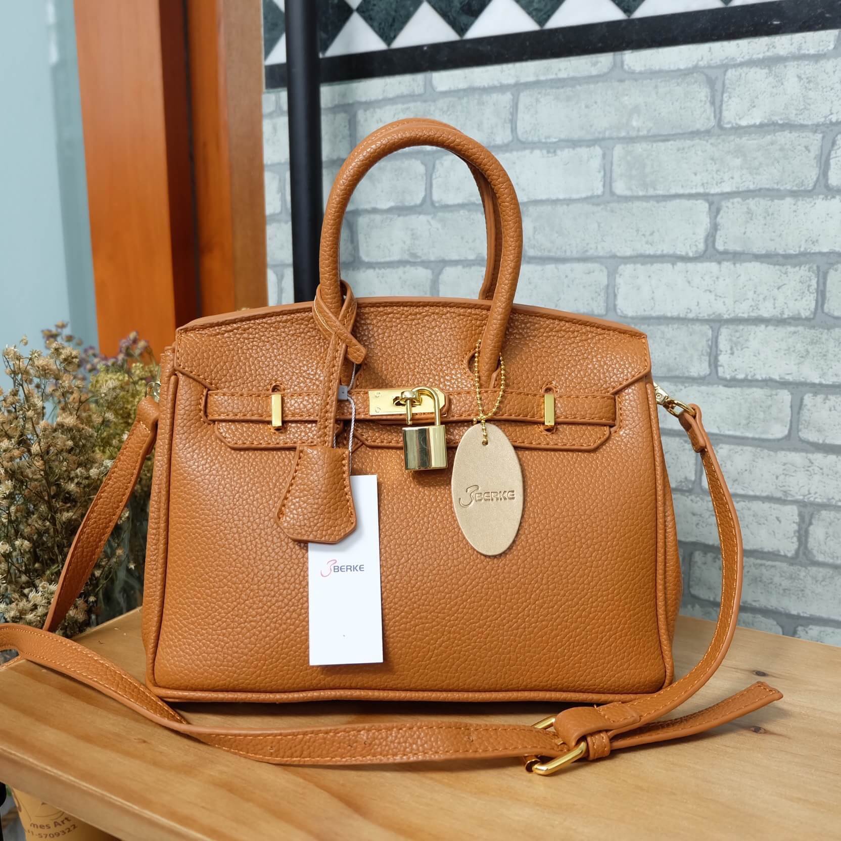 New arrival! ขนาด 10 นิ้ว จากแบรนด์ Berke กระเป๋าทรงสุดฮิต ตัวกระเป๋าหนัง Pu ดูแลรักษาง่าย ลายหนังสวยหรูมากๆคะ น้ำหนักเบา ตัวกระเป๋า ปรับได้ 2 ทรง ทรงรัดสายคาด กับ ถอดออกได้ ภายในบุด้วยหนัง PU เนื้อดี มีช่องใส่ของจุกจิกได้ #ใบจริงสวยมาก