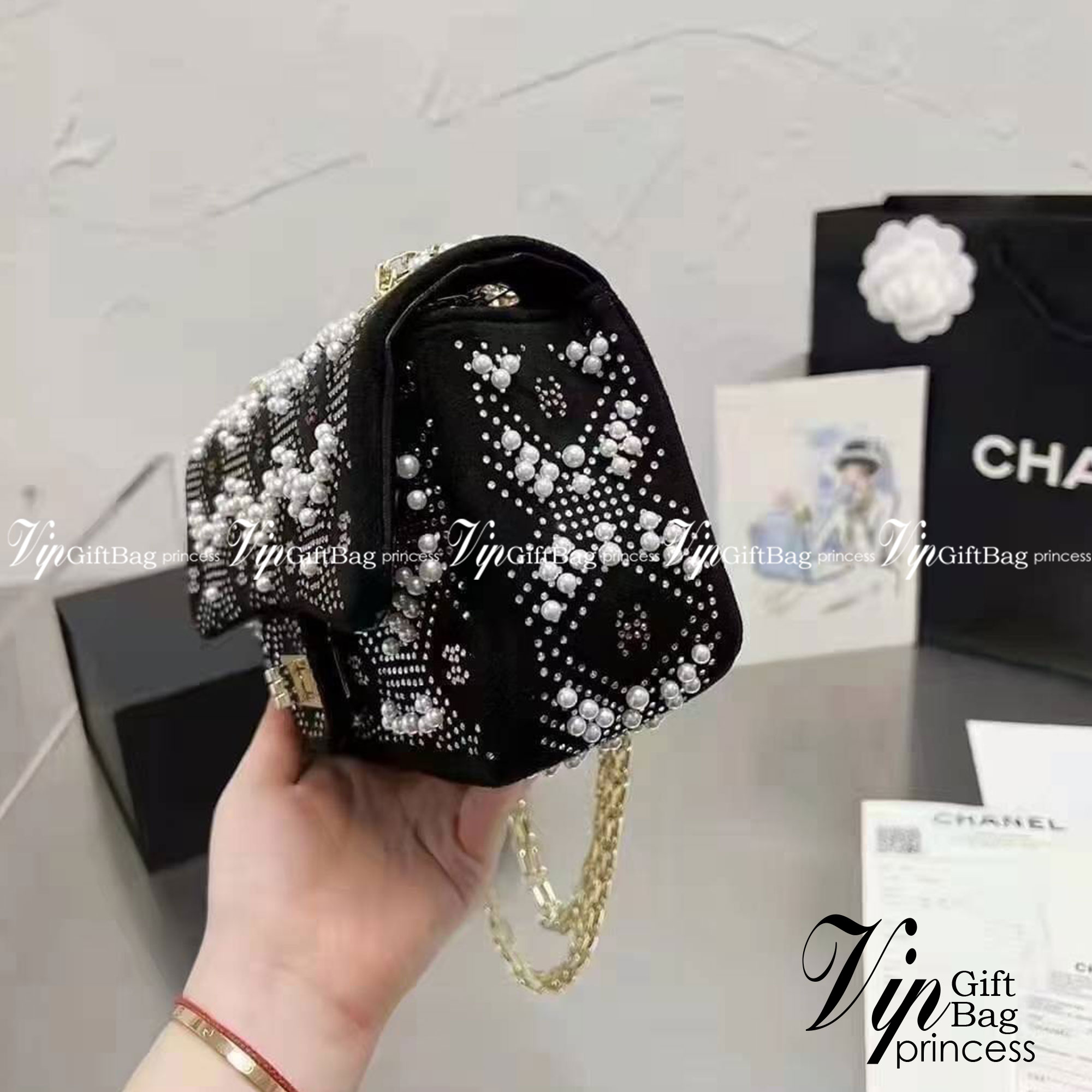 CHANEL MINI 2.55 HANDBAG / Chanel Pearl Bag velvet handbag กระเป๋าสะพายแต่งมุก คริสตัลหรูหรา พื้นโทนดำกำมะหยี่ พร้อมสายสะพายโซ่ ใช้ในงานกลางคืนเหมาะมากๆ ค่ะ