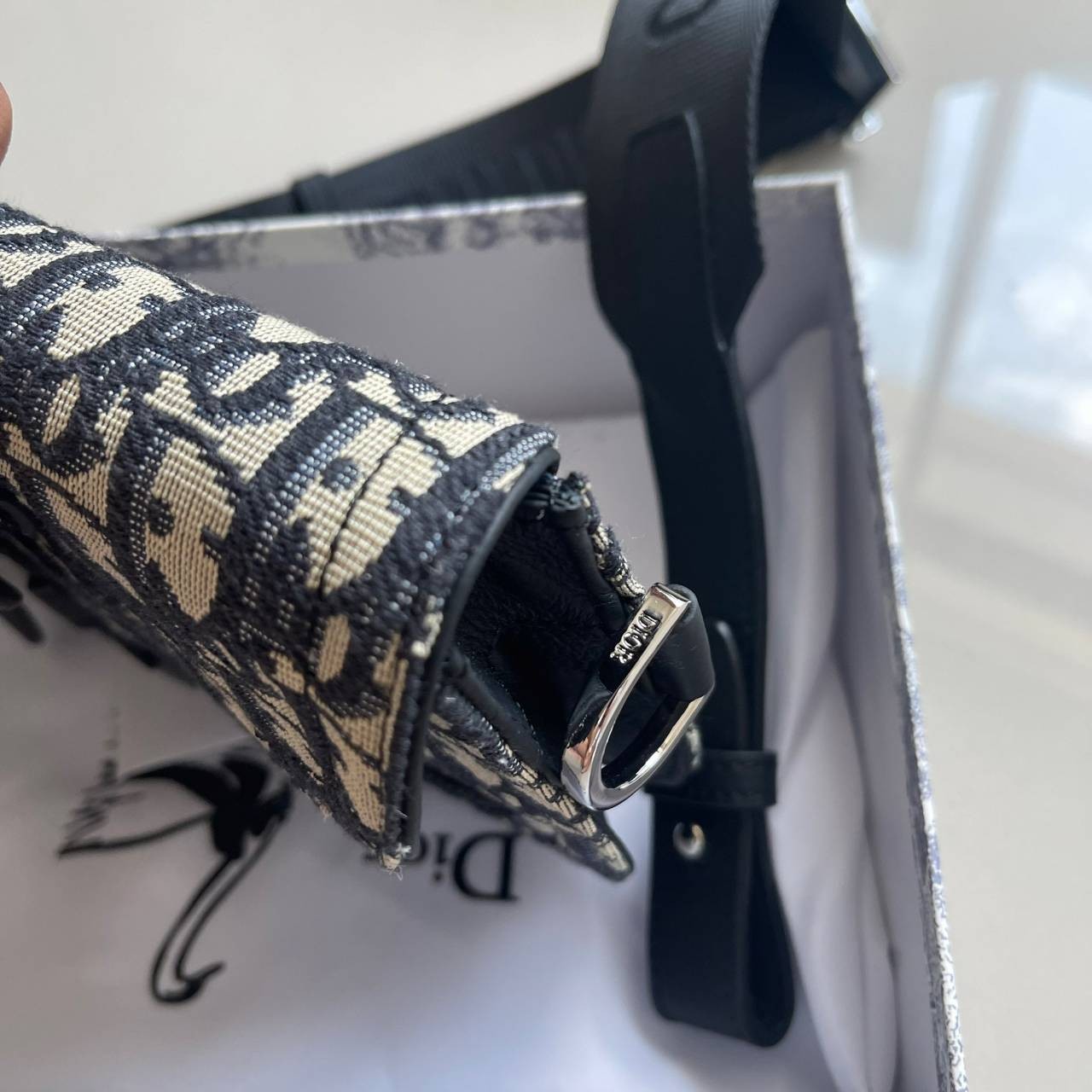 หนังแท้ CHRISTIAN DIOR SADDLE POUCH Beige and Black Dior Oblique Jacquard พร้อมส่งที่ไทย จุของได้เยอะมาก ภายในโล่งกว้าง วัสดุหนังแท้และผ้าแจ็คการ์ดอย่างดีทั้งใบ เกรดเทพออริจินอลหนังแท้ทั้งใบ ภาพสินค้าถ่ายจากงานขายจริง ใช้งานต่างประเทศได้