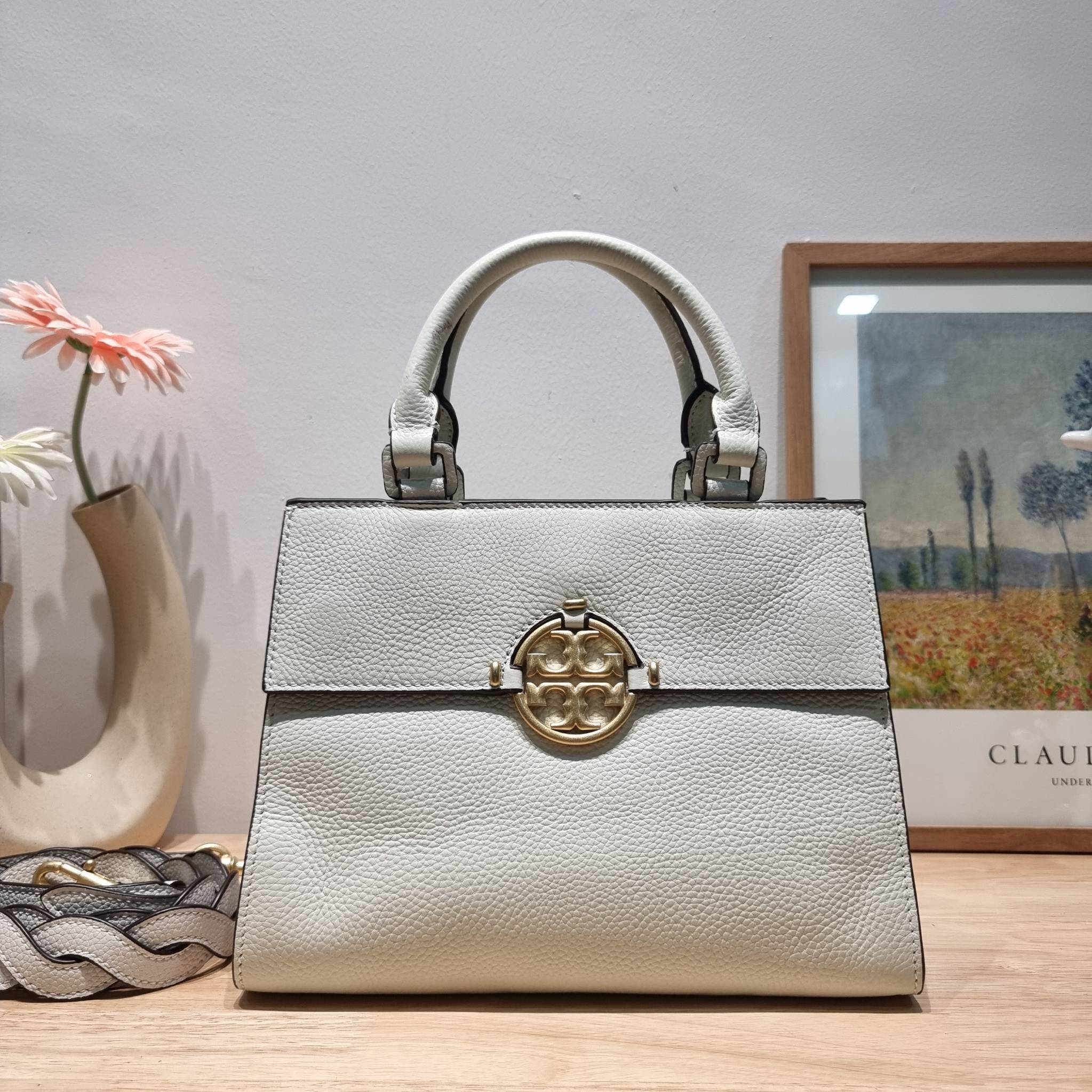 TORY BURCH MILLER TOP HANDLE SATCHEL ใหม่ล่าสุด กับกระเป๋าสะพายรุ่นยอดนิยม ที่มาในดีไซน์ top handle ให้สะดวกใช้ได้มากขึ้นด้วยหูจับในตัว โดดเด่นด้วยโลโก้สีทอง ด้านหน้าและด้านหลังมีช่องเปิดเก็บของได้