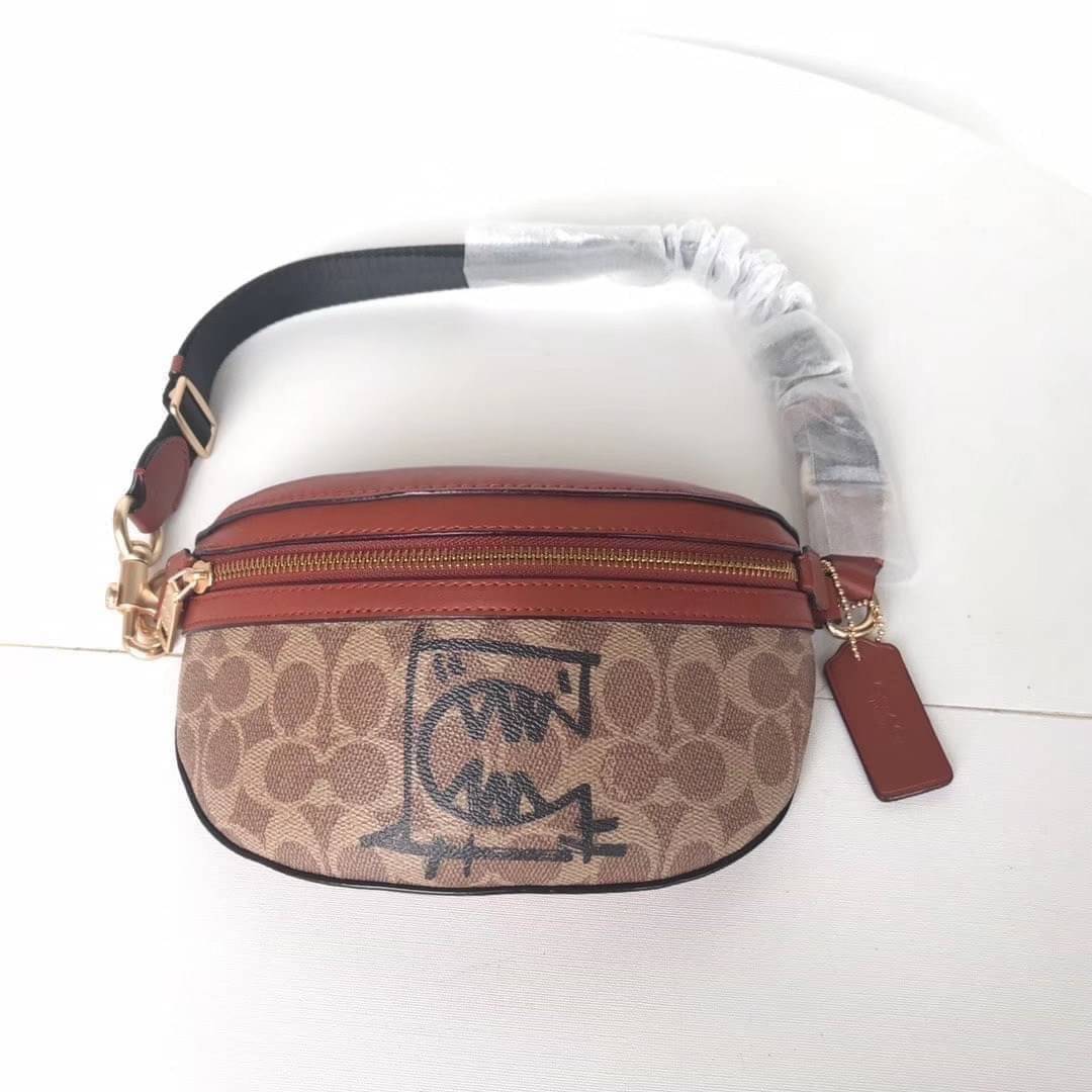 LIMITED EDITION !! COACH BELT BAG IN SIGNATURE WITH REXY BY GUANG YU กลับมาอีกครั้งกับ Coach X Disney สวยงามมากๆค่ะ คาดอก คาดเอวได้ ลาย C ตัดขอบหนังเรียบ มีช่องซิปทั้งหน้า//หลัง ใส่มือถือได้ทุกรุ่น;พาสปอร์ตได้ ;กระเป๋าเงินใบกลางได้;อื่นๆจำเป็นได้ครบค่ะ.