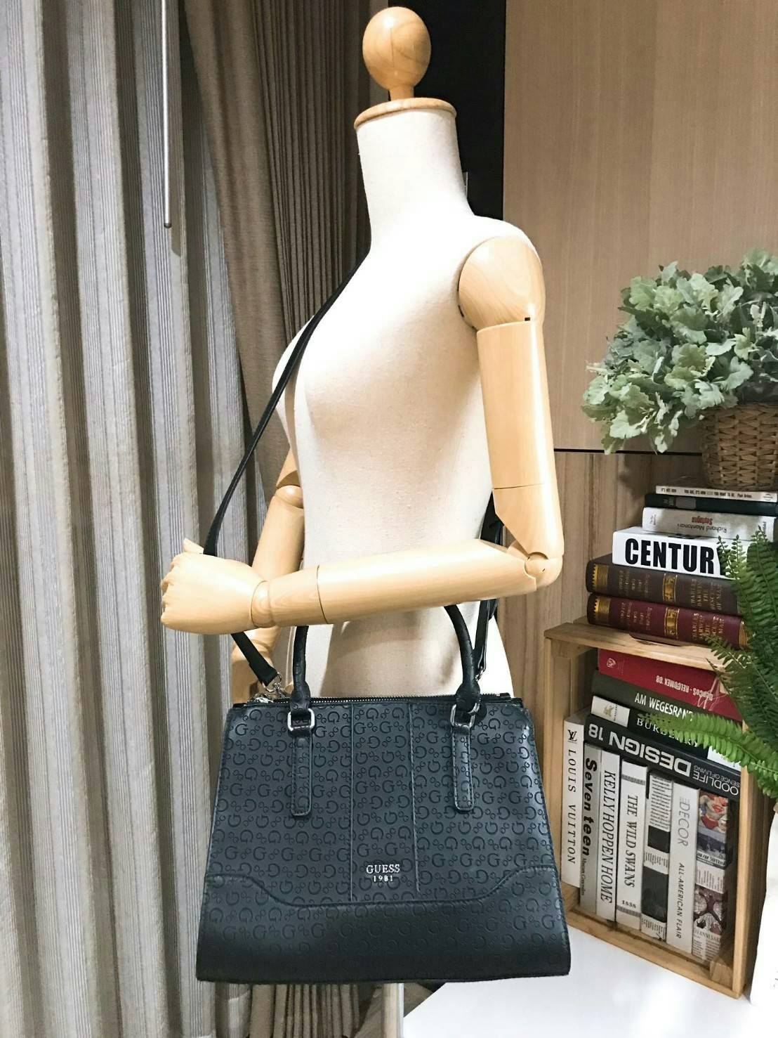 GUESS WOMAN SINGNATURE HANDBAG 2019 กระเป๋าสะพายรุ่นใหม่ล่าสุดจาก GUESS FACTORY หนังสวยอยู่ทรงปั้มลาย Singnature รอบใบ ด้านหน้าประดับโลโก้แบรนด์ ภายในมีโลโก้ ซับในลายแบรนด์ มีช่องแบ่งหลายช่องทั้งช่องซิปและช่องเล็ก ใส่ของแยกเป็นสัดส่วนสะดวกใช้ ขนาดกำลังดีส