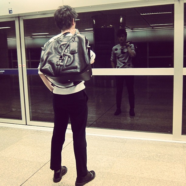 YSL Vavin Tote in Black Classic Leather / YSL SHOPPING E/W IN SUPPLE LEATHER รุ่นหนังเงา กระเป๋าทรงโท้ทใบใหญ่ หน้าโลโก้ใหญ่โดดเด่น ช่องกว้างใช้งานง่าย ภายในโล่งกว้างมาก ใส่ของได้สบาย หิ้วไปเที่ยวต่างจังหวัด สะพายไปต่างประเทศตามใจ!! เลิศตรงที่ดีไซน์ใบนี้เป