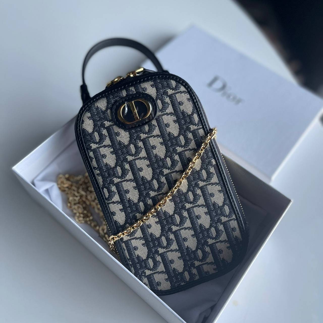 DIOR Phone Bag / DIOR 30 Montaigne Phone Holder Blue Dior Oblique Jacquard เกรดใช้งานสลับของแท้ เกรดออริจินอล กระเป๋าใส่โทรศัพท์ติดโลโก้ CD สีทองด้านหน้ากระเป๋า มีสายโซ่สีทองแบบยาวที่สามารถสะพาย crossbody ได้ และสายหนังเอามาหิ้วเก๋ๆ ก็ได้นะคะ สายทั้ง 2 สา