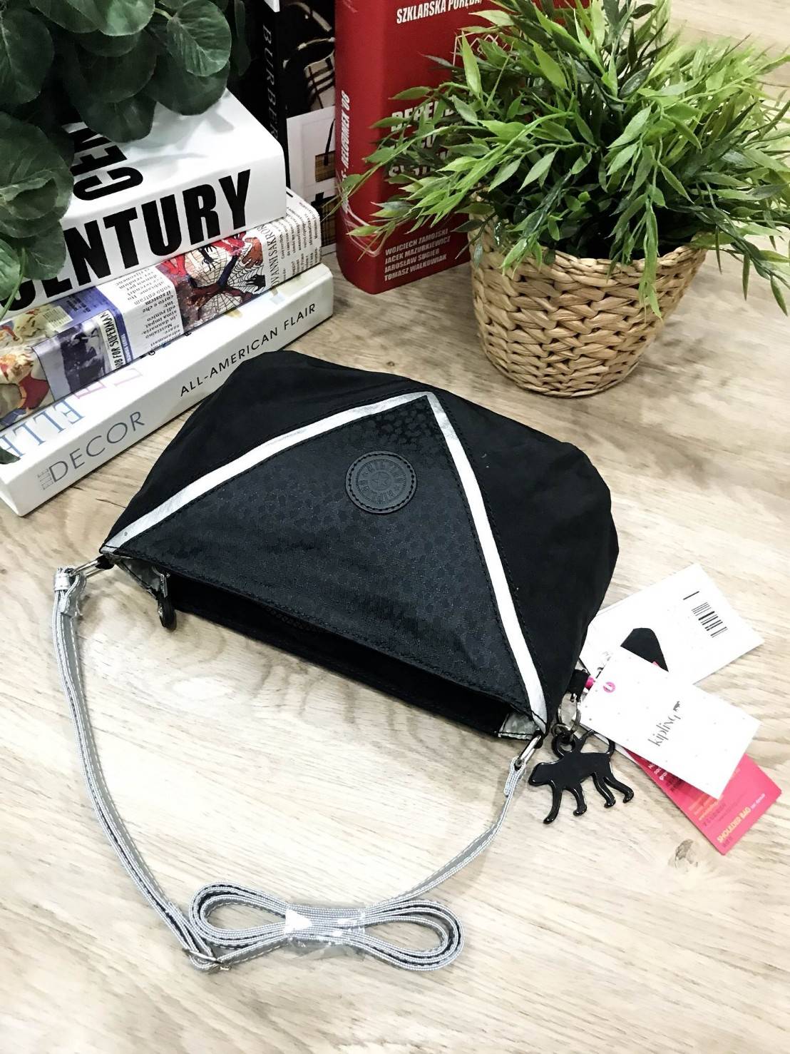 NEW ARRIVAL! KIPLING WOMENS PARTY SHOULDER BAG กระเป๋าสะพาย Party Bag รุ่นใหม่ล่าสุดวัสดุ Nylon + Polyester 100% กันน้ำ น้ำหนักเบา เปิดปิดด้วยซิป หัวซิปแบรนด์ ภายในมีโลโก้และช่องซิป ใส่กระเป๋าสตางค์ ของใช้จุกจิกได้เยอะ สายสะพายยาวปรับได้ 5 ระดับ พร้อมพวงก