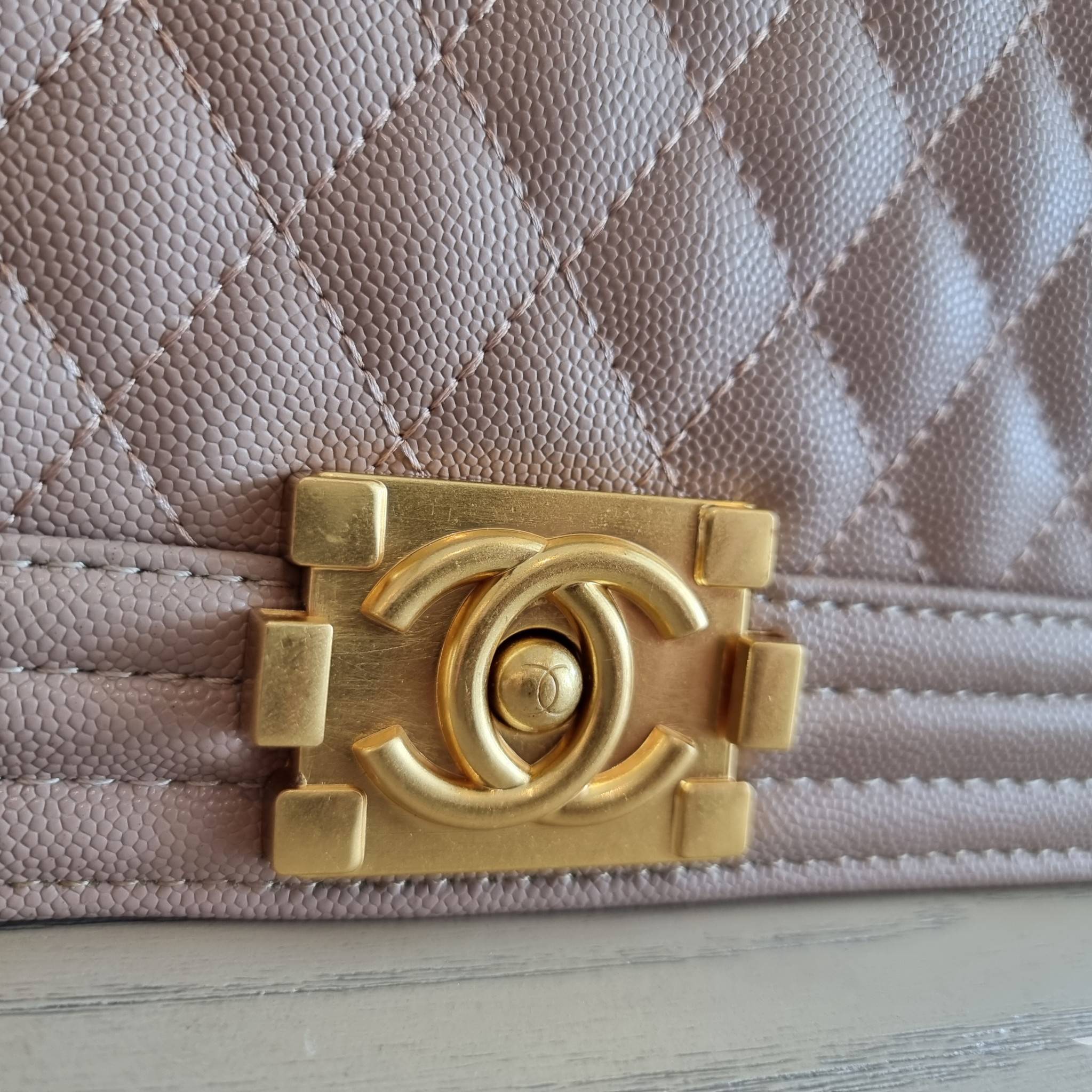 Chanel Boy 10" พร้อมส่งที่ไทย รุ่นสุดฮอต อะไหล่สีทองสุดหรู วัสดุหนังลายคาร์เวีย ทรงคลาสสิคที่สาวๆห้ามพลาด!! ในราคาสุดคุ้ม เปิด-ปิดกระเป๋าด้วยตัวล็อค ภายในโล่งกว้าง ไซส์ใหญ่ใส่ของได้เยอะ มีช่องแยกในกระเป๋า มาพร้อมสายสะพายโซ่สลับหนังรองบ่า (ถอดได้-ปรับ