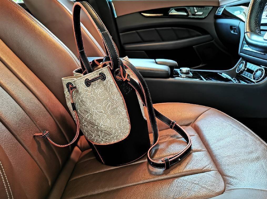 พรีเมี่ยมกิ๊ฟแท้ 100% 】LOEWE CROSSBODY ANAGRAM BUCKET BAG GIFT WITH PURCHASE (GWP) กระเป๋าถือหรือสะพายพรีเมี่ยมกิ๊ฟ Limited จาก LOEWE PERFUME DUTYFREE COUNTER รุ่นใหม่ล่าสุด Rare items หายากสุดเลอค่าวัสดุ Anagram Canvas ตัดหนังแท้ Calfskin สุดคลาสสิค