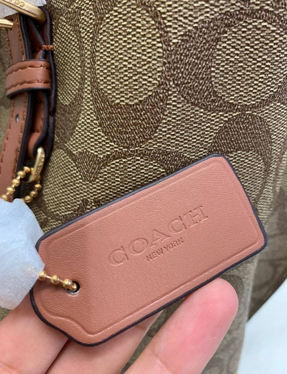 COACH MOLLIE TOTE IN SIGNATURE CANVAS ((1665)) พร้อมส่งอีกครั้ง ห้ามพลาดค่า! กระเป๋าหิ้ว//คล้องไหล่ ใบใหญ่ ทรงTote หนังแท้นิ่มอย่างดีค่ะ ภายในแบ่ง2ช่องใหญ่ สามารถใส่ A4ได้เลย ช่องกว้างมากๆ มีช่องกระเป๋าซิปกลางให้ใส่ของอีกช่องนะคะ