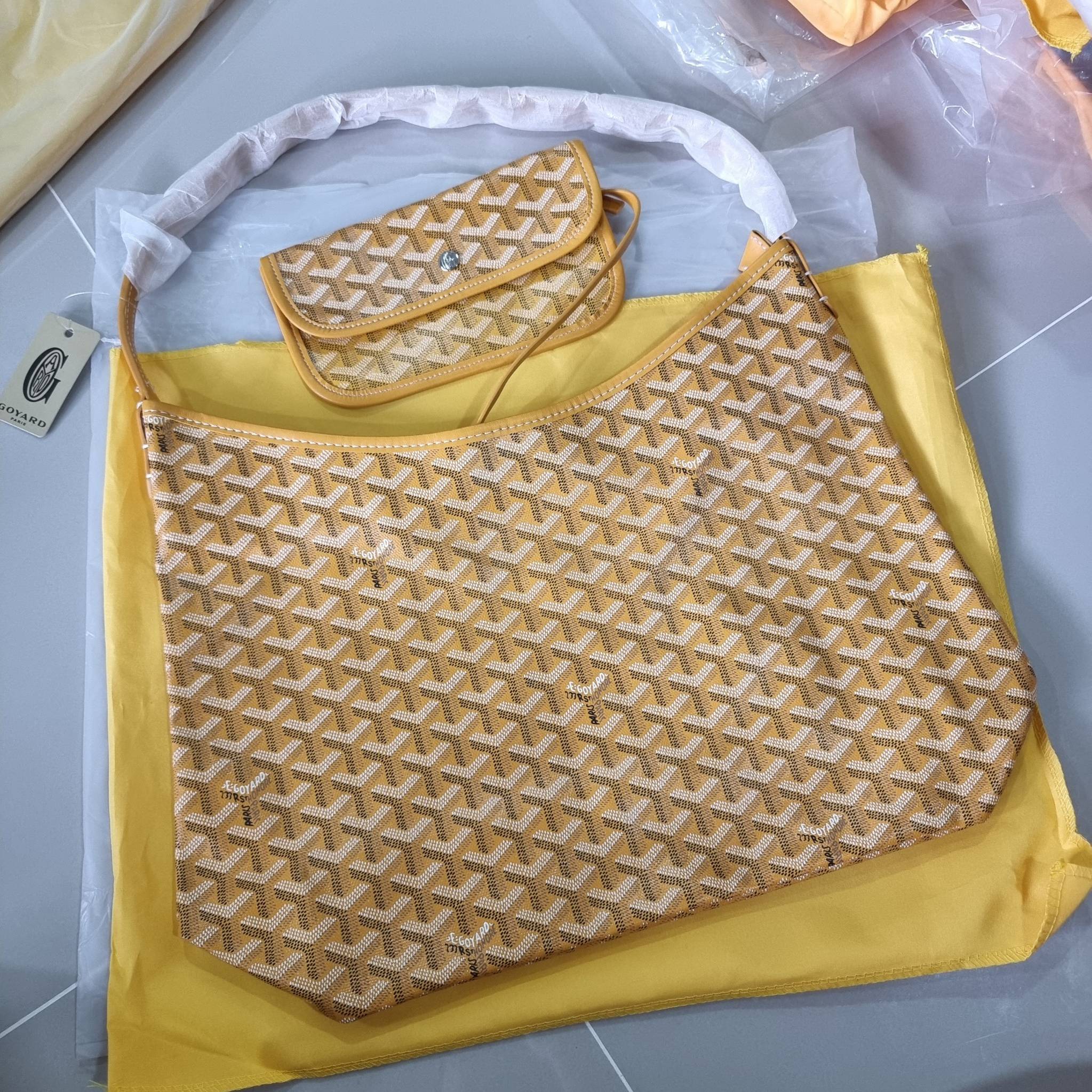 GOYARD BOHEME HOBO BAG / GOYARD HOBO กระเป๋าสะพายทรงโฮโบ ใบใหญ่จุใจ!! มาครบสีขายดี เลิศทุกสี รูปทรงคลาสสิค ดีไซน์เป็นเอกลักษณ์ วัสดุหนังแคนวาสพิมพ์ลายสวยคม ปากกระเป๋ามีซิปเปิด-ปิดกันของหล่นได้ ภายในโล่งกว้างมาก มาพร้อมสายคล้องในตัว ทนทาน สะพายสวยๆได้ทุกวั