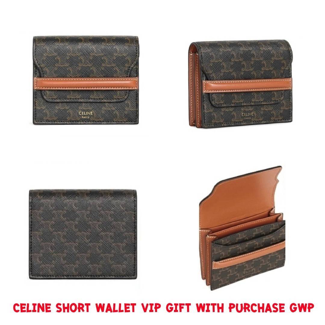 CELINE SHORT WALLET กระเป๋าสตางค์ซีลีนใบสั้น วัสดุ Triomphe Canvas หนังขึ้นลาย Signature Brand สวยอยู่ทรงมีโลโก้ด้านหน้าเปิดปิดด้วยฝาพับคาดเเถบหนังด้านหน้า ภายในมีโลโก้ มีช่องแบ่งหลายช่อง มีช่องใส่บัตรหลายช่อง สามารถช่องใส่เหรียญ บัตร ธนบัตรเเบบพับได้ ไอเ