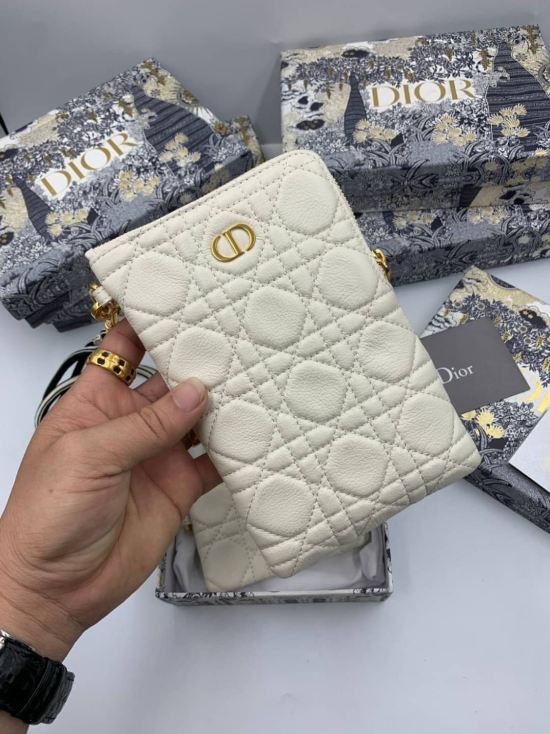 VIP 】CHRISTIAN DIOR PHONE BAG 2 in 1 DOUBLE BAG กระเป๋าเซ็ท 2 ใบ มีสายสะพายข้าง ถอดออกใช้งานได้ ถือว่าคุ้มมากๆเลยค่ะ สามารถใช้งานแยกกันได้ ใส่สายสะพายหรือ ถือได้ วัสดุหนังแท้ สวยงามนุ่มฟู น่ารักมากๆ เลยน้าาา