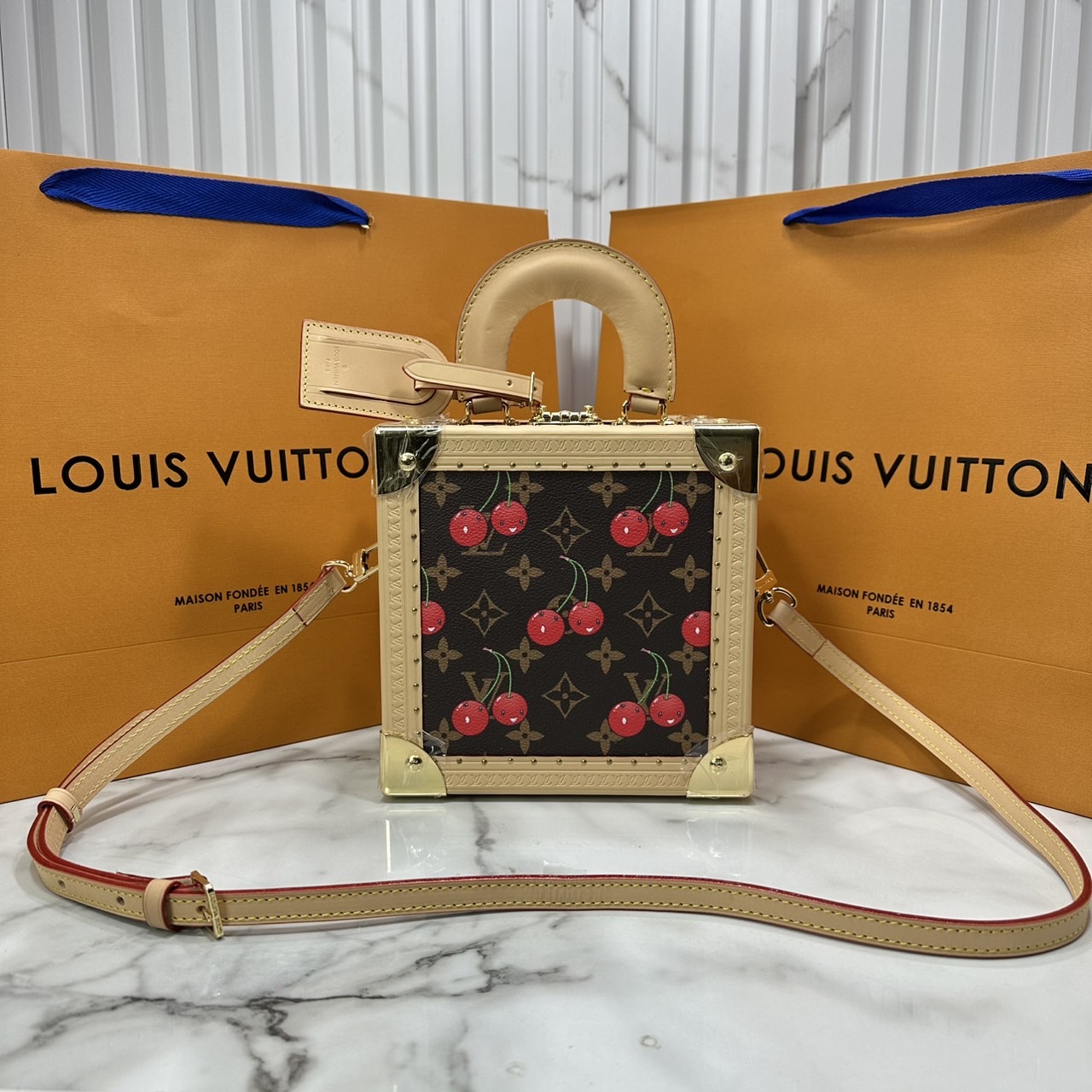 ORI หนังแท้ | LV x TM Mini Square Trunk Cherry Monogram Canvas กระเป๋าสะพายทรงกล่องทรังค์ดีไซน์ขนาดเล็กพกพาสนุก เอกลักษณ์เหนือกาลเวลา Monogram แคนวาสแสนคลาสสิกประดับลายเชอร์รี่สไตล์ Kawaii