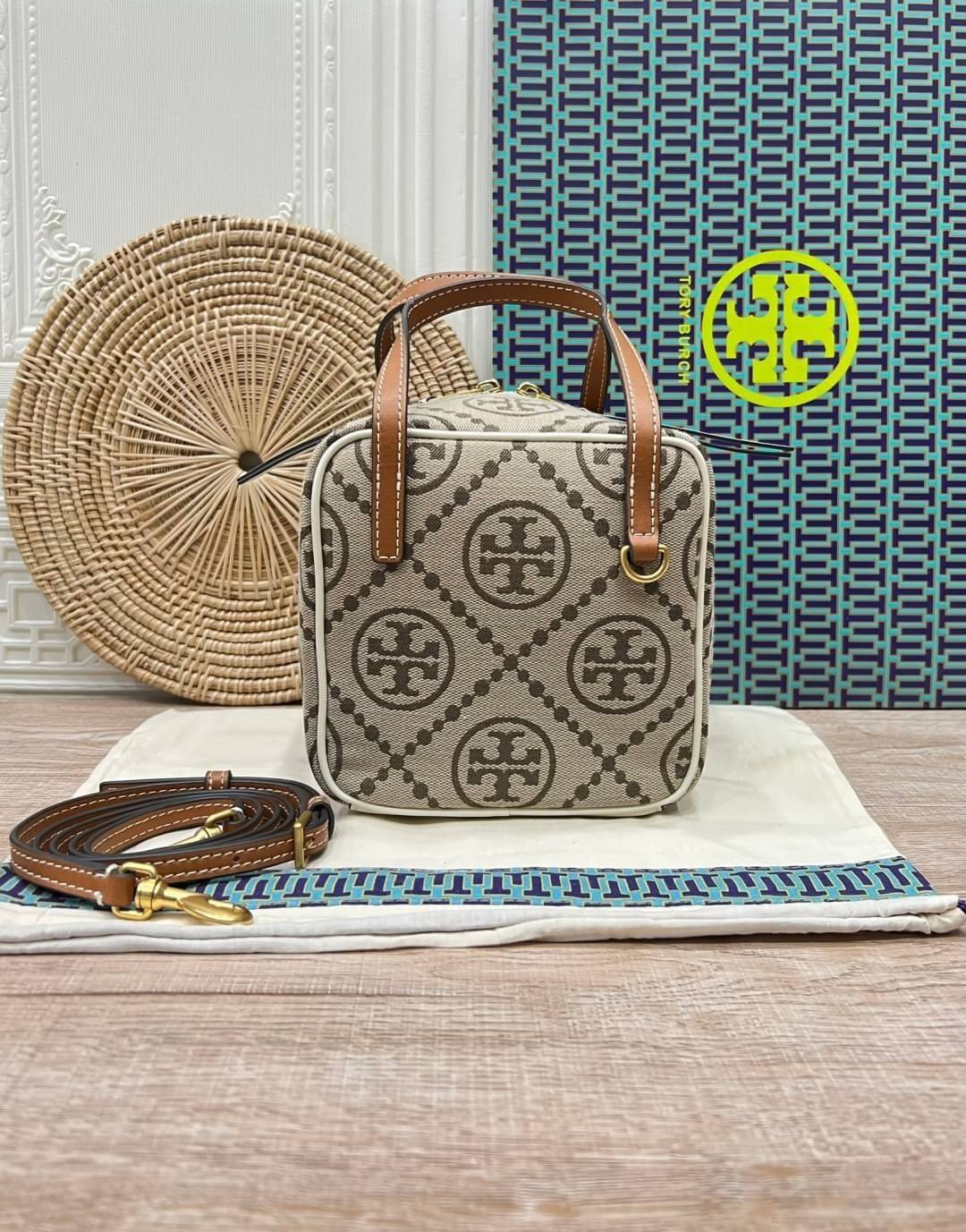 TORY BURCH T MONOGRAM JACQUARD CUBE BAG 🎁พร้อมส่งที่ไทยใหม่ล่าสุด! ปีใหม่นี้เราต้องมีกระเป๋าสวยและเก๋ไว้ใช้กันค่ะ กับกระเป๋าทรง CUBE ดีไซด์ให้ดูเรียลร่วมสมัยมากขึ้น สามารถหยิบจับของได้ง่าย ทรงกระเป๋าแบบกล่อง