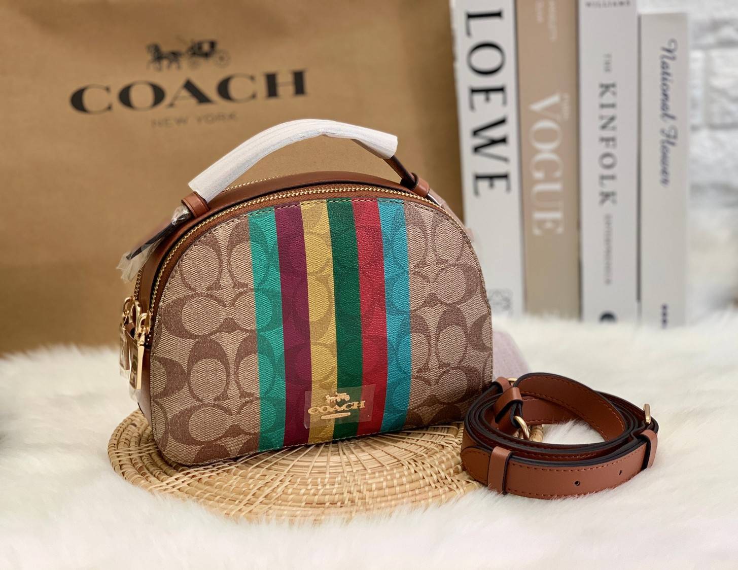ใหม่ล่าสุดก่อนใคร! 🌈ต้อนรับเปิดประเทศด้วยรุ่นใหม่กันค่าา😘 COACH Serena Satchel In Signature Canvas With Stripe ((C5642)) พร้อมส่งที่ไทย ใบจริงสีคือสวยหรูมากค่ะ! กระเป๋าสะพายข้าง ขนาดกระทัดรัด ทรงโดมเล็ก น่ารักมากๆค่ะ ด้านหน้าสกรีนแถบสีสายร