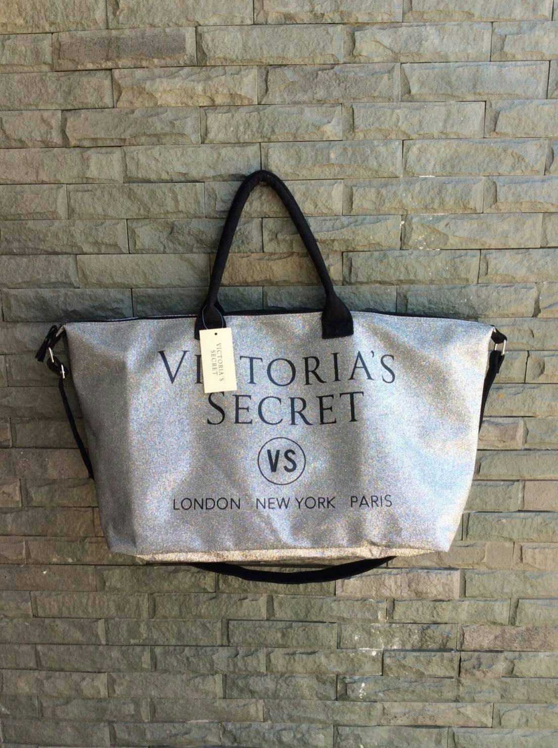 VICTORIA'S SECRET CANVAS GLITTER LARGE RUNWAY TRAVEL BAG 2017 กระเป๋าทรง Travel ใบใหญ่วัสดุ CANVAS GLITTER ด้านหน้าประดับโลโก้แบรนด์ glitter วิ๊งทั้งใบ เปิดปิดด้วยซิป ภายในกว้างจุสุดๆ ใส่เสื้อผ้าได้หลายชุด ไม่ว่าจะถือขึ้นเครื่อง, ไปต่างจังหวัด หรือไป