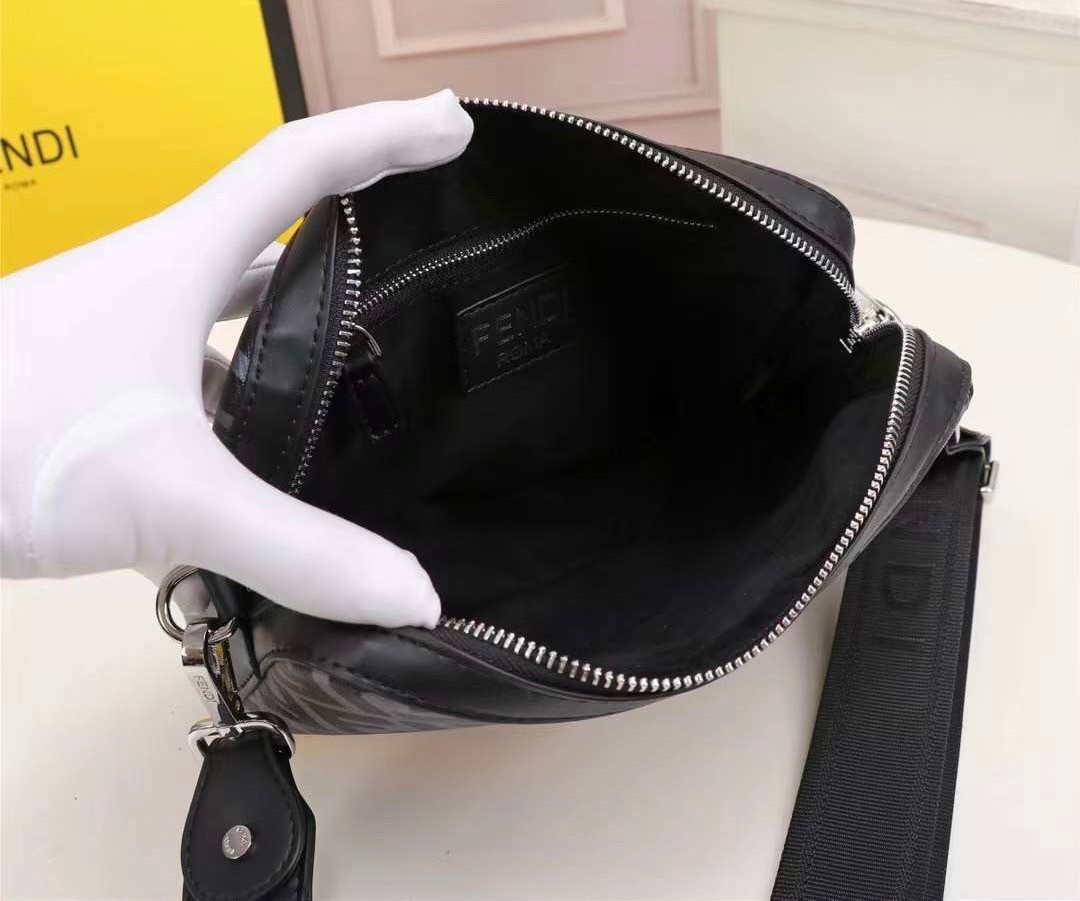 FENDI Ff-Print Coated-Canvas And Leather Cross-Body Bag เกรดออริจินอล FENDI Messenger Bag กระเป๋าสะพายข้าง ให้หนุ่มๆได้ตัวตึงกันไปเลยจ้า กับกระเป๋าสะพายทรงแมสเซ็นเจอร์ รุ่นหายาก ดีไซน์เรียบหรู สะดวกใช้ที่สุด ภายในโล่งกว้าง สายสะพายถอดได้ ปรับใช้ตามสะดวก ใ