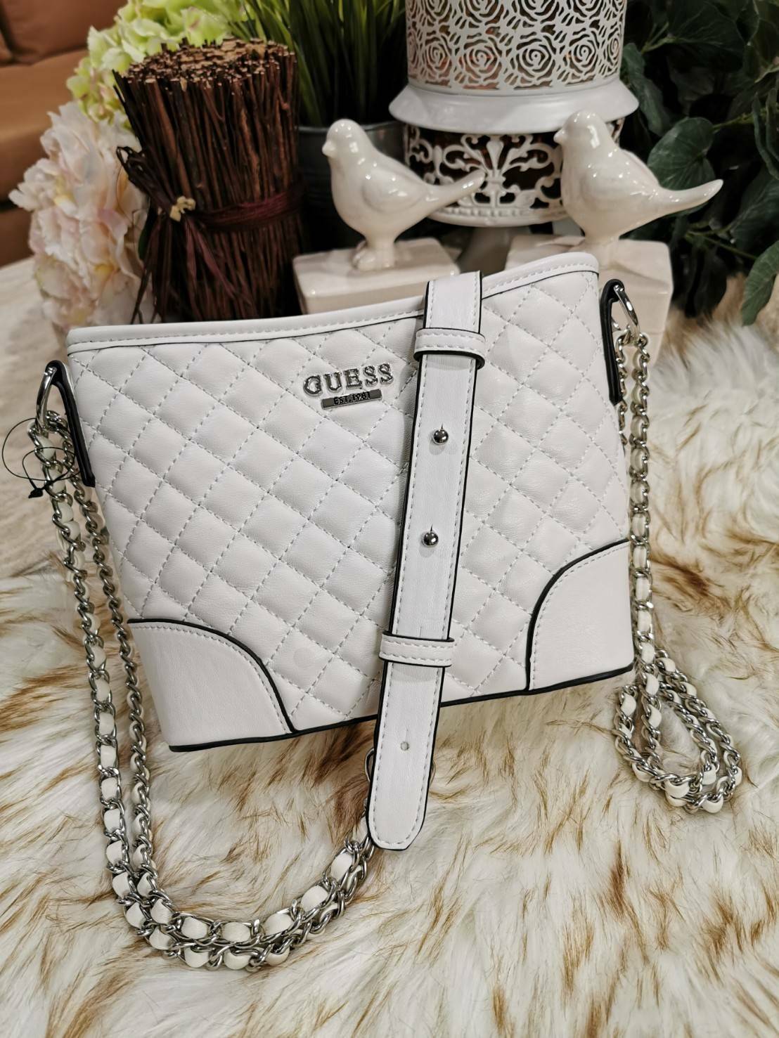 Guess Woman Factory Crossbody Bag กระเป๋าสะพายรุ่นใหม่ดีไซน์สวยหรูคลาสสิคจาก GUESS FACTORY วัสดุหนังเเกะสังเคราะห์เนื้อหนานิ่มลายตาราง เปิดปิดด้วยซิปสะดวกใช้ ด้านหน้ามีโลโก้ ภายในมีโลโก้ช่องใส่ของ และช่องซิป ใส่กระเป๋าสตางค์ใบยาว ของใช้ได้จุ มาพร้อมสายสะพ