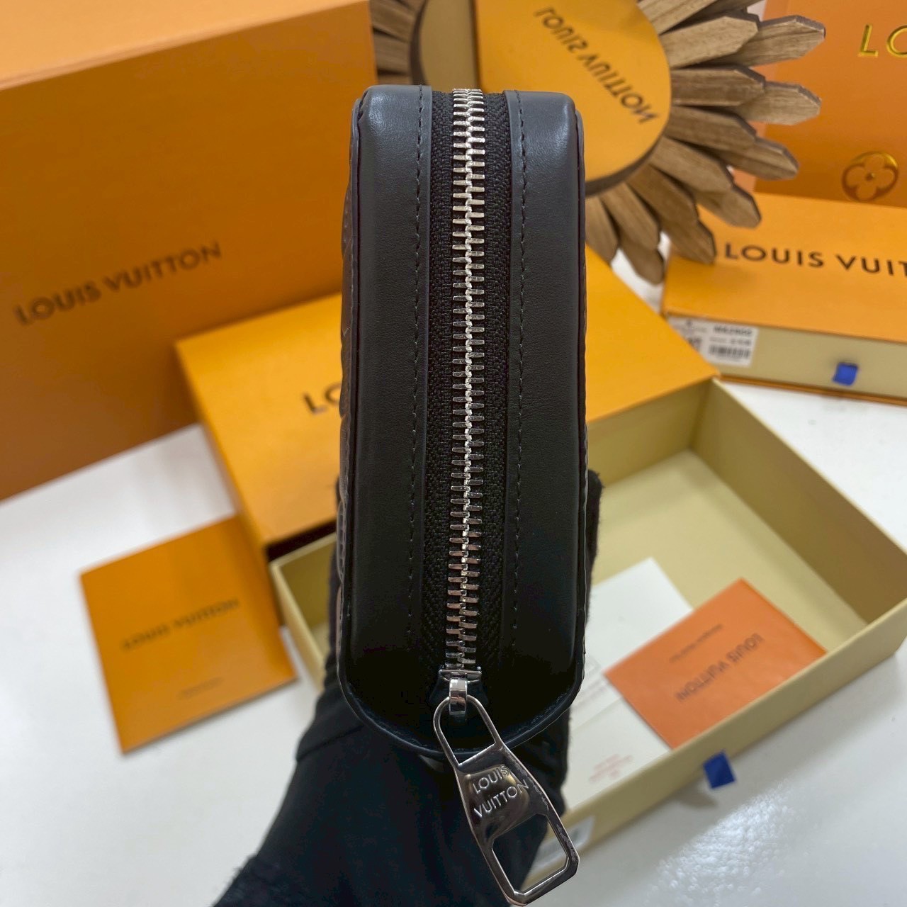 ORI หนังแท้ | LV Zippy XL Wallet Damier Infini Leather กระเป๋าสตางค์กึ่งพอชใบใหญ่ ซิปรอบพร้อมหูจับ สะดวกใช้งาน สีดำคลาสสิก งานหนังแท้ปั้มนูนสวยเด่นเป็นเเอกลักษณ์