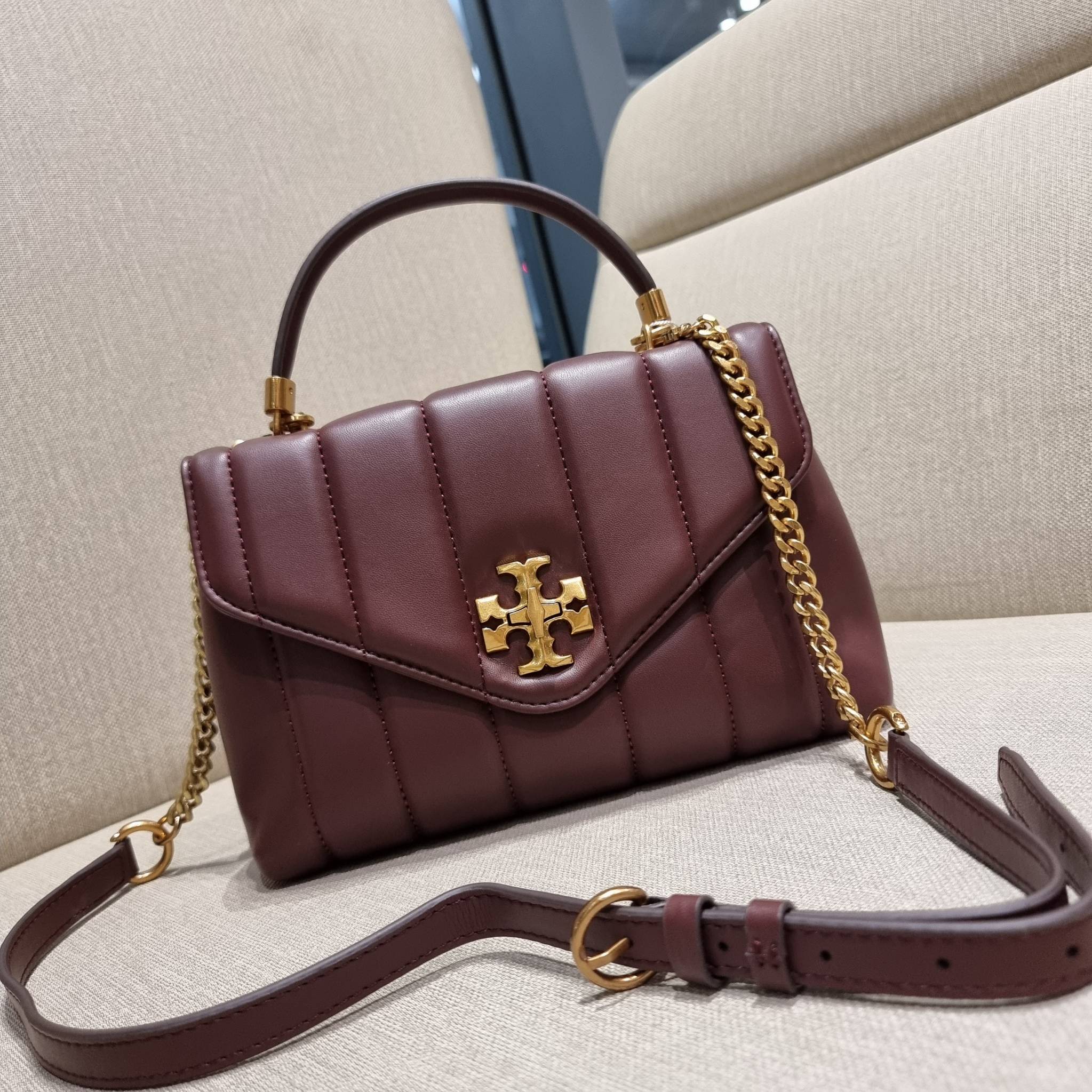 TORY BURCH KIRA QUILTED SMALL SATCHEL มาแล้วด่วนๆ!! กับคอลที่ปังไม่ไหว พร้อมเสิร์ฟสีคลาสสิค กระเป๋าถือ/สะพาย ทรงสวย สะพายคล่องตัว หนังแท้ ดีไซน์บุนวม เส้นคมสวยหรู วัสดุหนังแกะ สัมผัสดีงาม นิ่มมือ เปิด-ปิดด้วยอะไหล่บิดล็อค ภายในเป็นช่องโล่ง มีช่องซิป ใส่ขอ