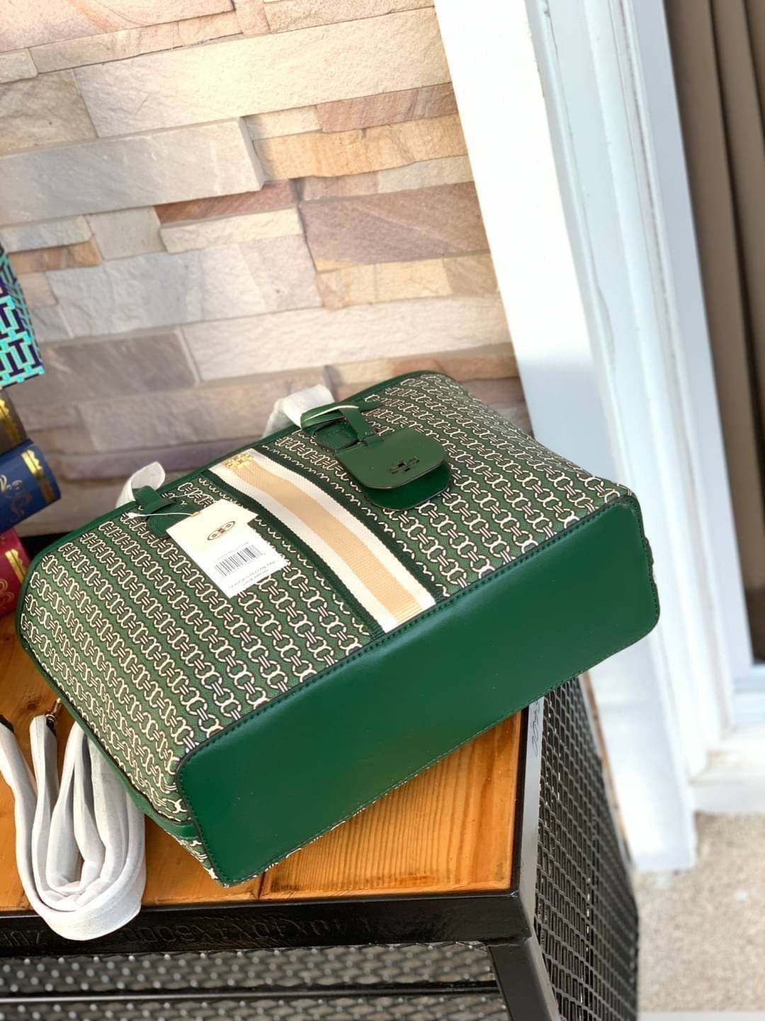 ของแท้ 💯% Tory Burch Gemini Link Canvas Small Tote กระเป๋าสุดปังจากทอรี่ เบริช์(Tory Burch) อย่างเจมิไนลิงค์ ในทรง tote bag ซึ่งผลิตจากผ้าใบเคลือบผิวด้าน มีเอกลักษณ์โดดเด่นที่ลายทางตรงกลาง