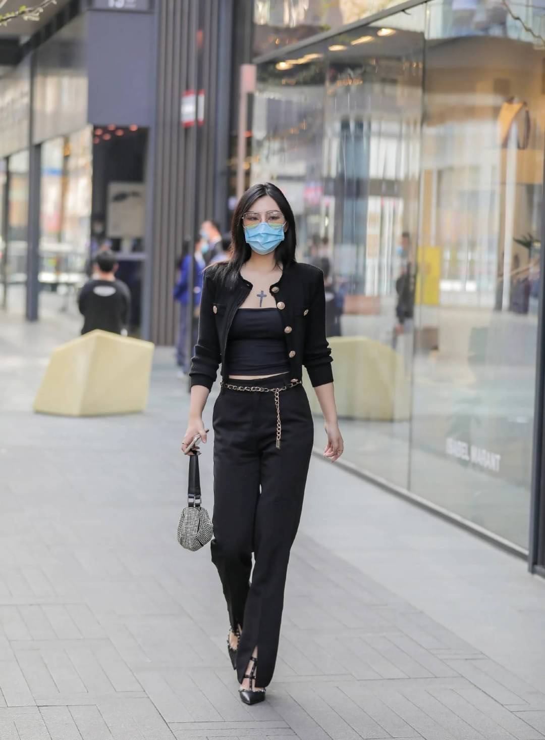 ALEXANDER WANG HEIRESS POUCH IN RHINESTONE MESH จัดให้แบบสุดตัว กับไอเท็มที่สาวๆต่างเรียกร้อง กับกระเป๋าพอชตกแต่งพลอยเทียม หรูหรา โดดเด่น ดูแพง ด้วยการตัดเย็บเรียงร้อยลงบนตาข่ายเนื้อละเอียด ทำให้ดูดีมีราคางดงามจริงๆ เปิด-ปิดด้วยซิป ขนาดกำลังสวย ภายในเป็นช