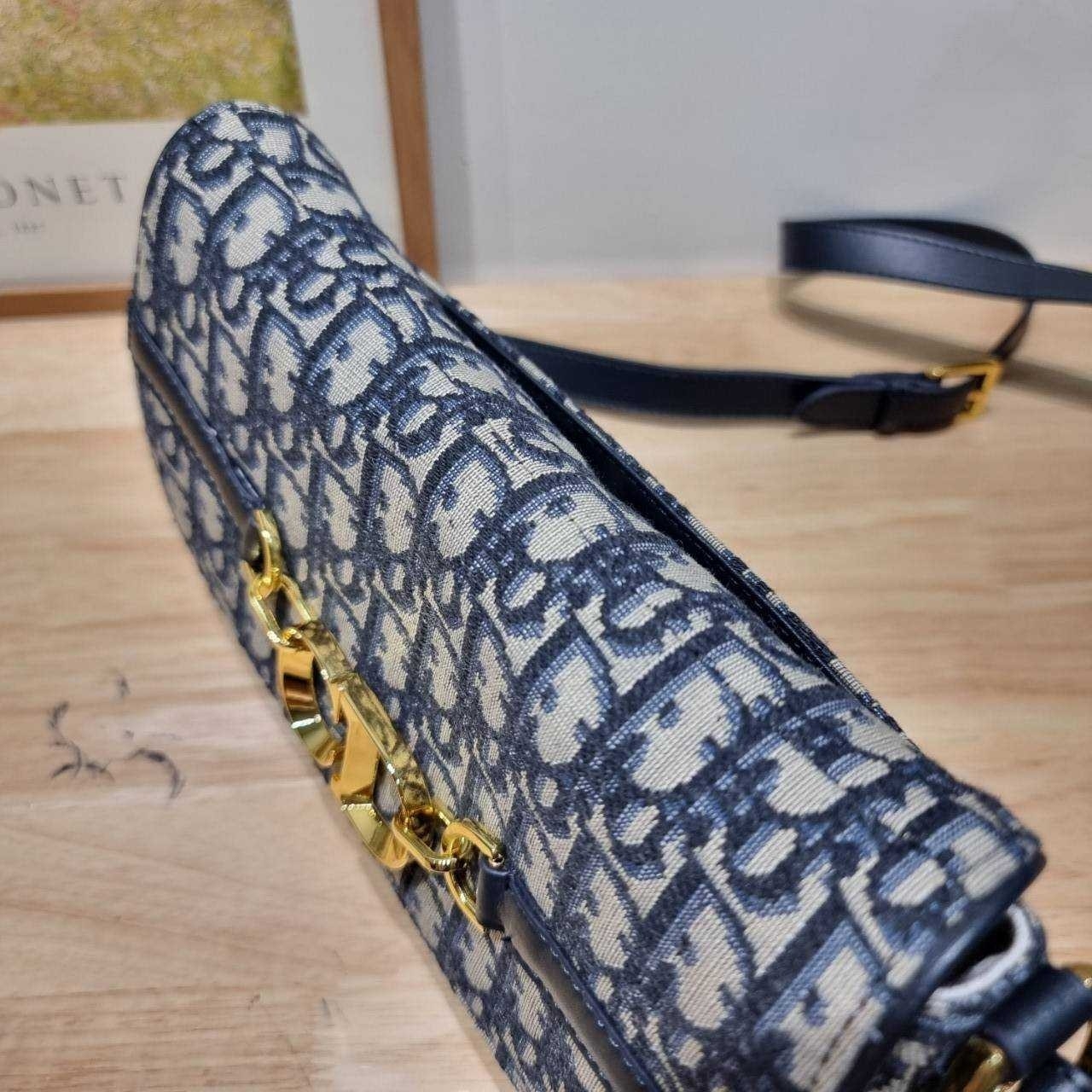 Small CD Besace Bag Blue Dior Oblique กระเป๋าสะพายทรงสวย ดีไซน์โลโก้โดดเด่นและหรูหรา