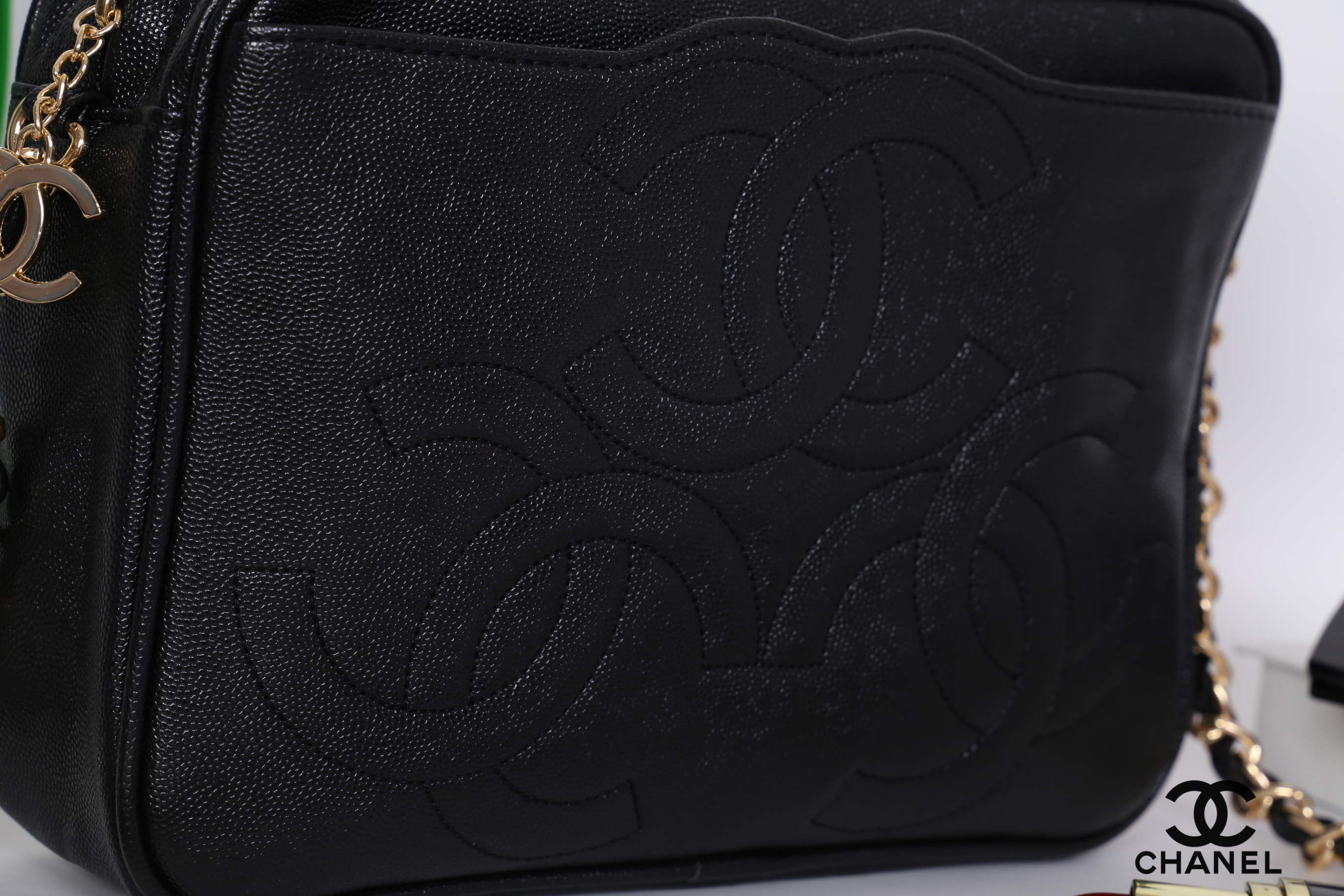 CHANEL chain caviar crossbody bag / Chanel Shoulder Bag With Chain กระเป๋าสะพายข้าง วัสดุหนังลายคาเวียร์ อะไหล่ทอง ด้านหน้ามี 1 ช่องโล่งใส่ Ipad ได้ ด้านหน้าเย็บโลโก้แบรนด์ สวยหรูมากๆ ค่ะ