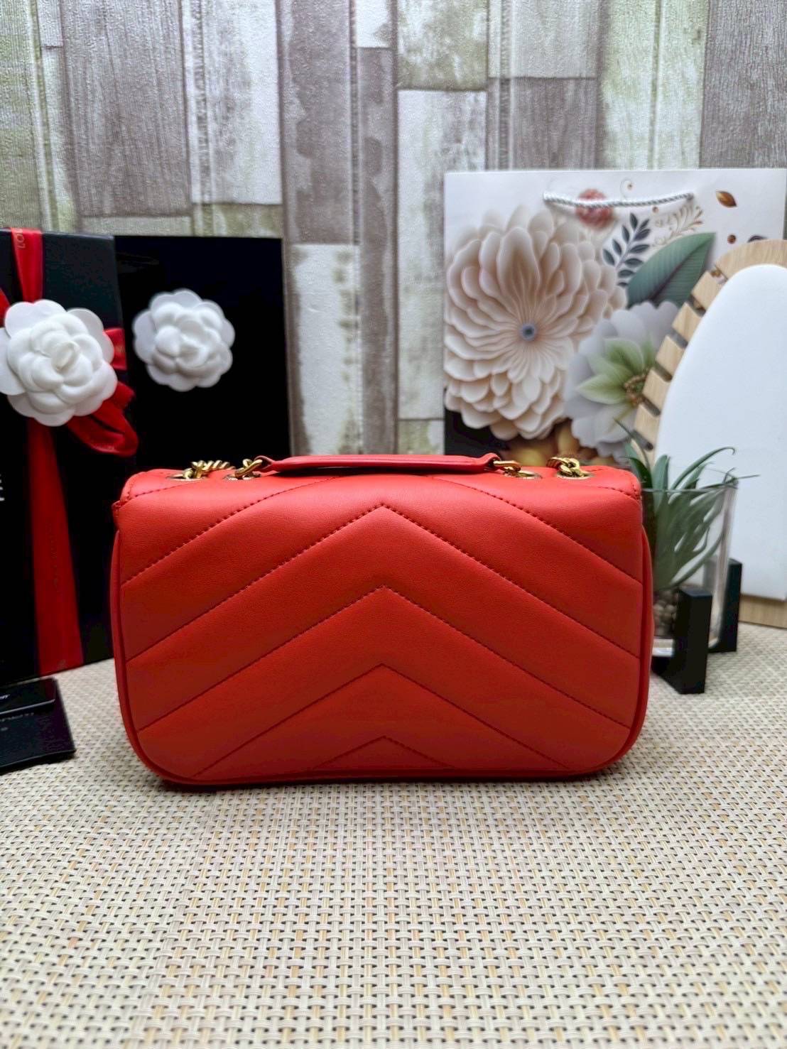 ORI หนังแท้ | YSL LOULOU small in MATELASSÉ กระเป๋าสะพายสายโซ่าีทองหรูหรา งานหนังแท้เนื้อนุ่มตะเข็บเย็บลายเชฟรอนสวยหรูโดดเด่นเป็นเอกลักษณ์ 🤍 เกรดออริจินอล หนังแท้