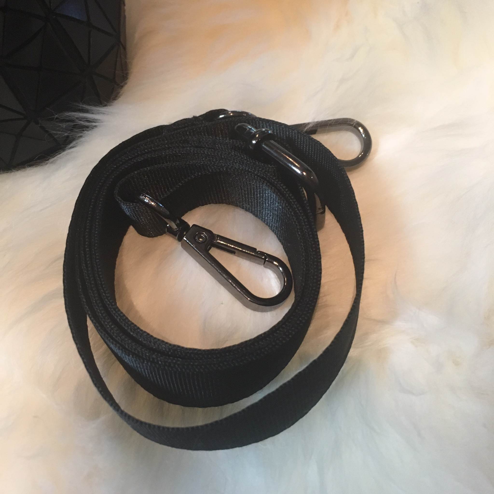 สินค้าขายดีที่สุด ทรงยอดฮิต จากแบรนด์ David Jones สวย น่ารัก ขนาดตอบทุกโจทย์การใช้งาน เห็นแล้วหลงรักเลยคะ ตัวกระเป๋าขนาดกำลังดี จุของคุ้ม สวยมาก ดูแลรักษาง่าย พร้อมสายสะพายยาว ภายในมีช่องซิป และช่องใส่ของจุกจิก 2 ด้าน เลยค่า มีถุงผ้าแบรนด์ให้คะ