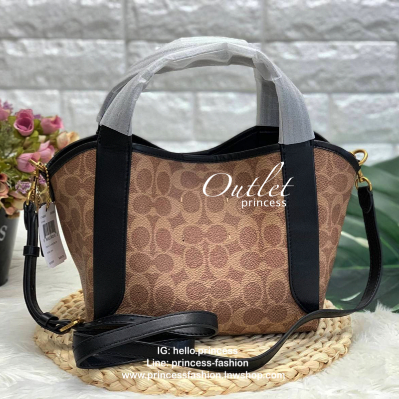 COACH HADLEY HOBO 21 BAG กระเป๋าถือหรือสะพายข้าง เรียบหรู หนังแกะแท้ ลาย signature brand หนังนิ่ม ปรับเปลี่ยนได้ 2 ทรง ปากกระเป๋ามีกระดุมแม่เหล็ก พร้อมตะขอเกี่ยว ภายในกว้าง ใส่ wallet ยาว mini iPad และของใช้ได้จุ พร้อมสายสะพายยาว ถอด ปรับระดับได้ค่ะ Must 