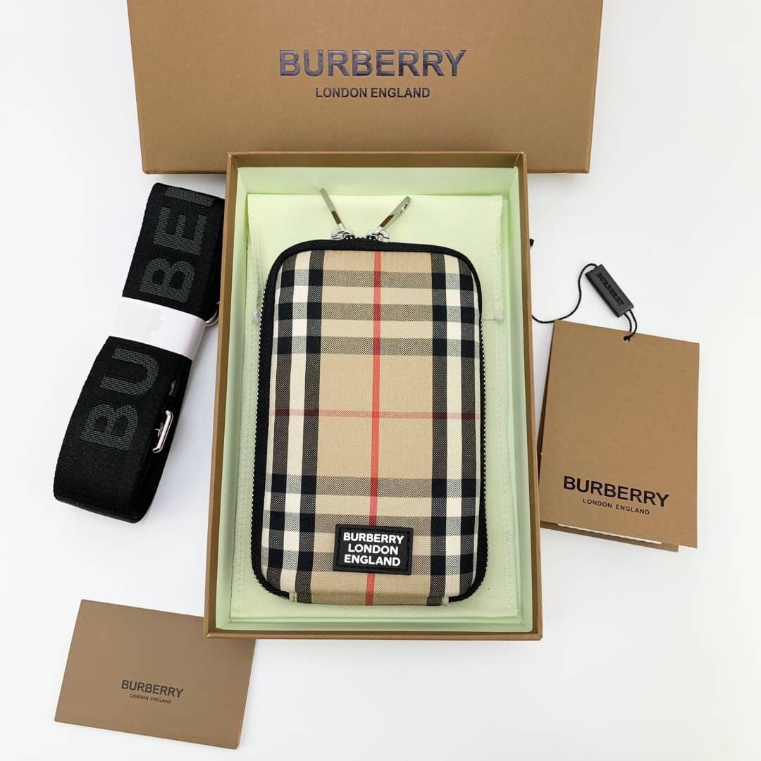 พรีเมี่ยมกิ๊ฟแท้ 💯% 】BURBERRY RYAN SMARTPHONE BAG (Unisex Small Shoulder bag) กระเป๋าใส่โทรศัพท์และของจุกจิกเล็กๆ ด้านหลังมีช่องใส่บัตร งานหนังแท้
