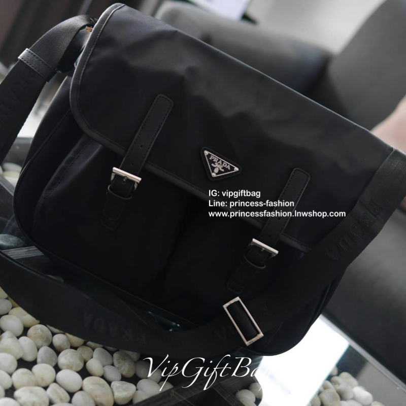 New Arrival จากแบรนด์Prada ทรง Messenger ทรงยอดฮิตของคุณผู้ชายเลยค่ะ วัสดุทำจากผ้าNylon อย่างหนา กันน้ำได้คะ มีโลโก้แบรนด์อยู่ข้างหน้า ตัวกระเป๋าอยู่ทรง อะไหล่เงินทั้งใบ ด้านในบุผ้าลายแบรนด์อย่างดี เปิดปิดด้วยกระดุมแม่เหล็ก และด้านในเปิดปิดด้วยซิป ด้านหลั