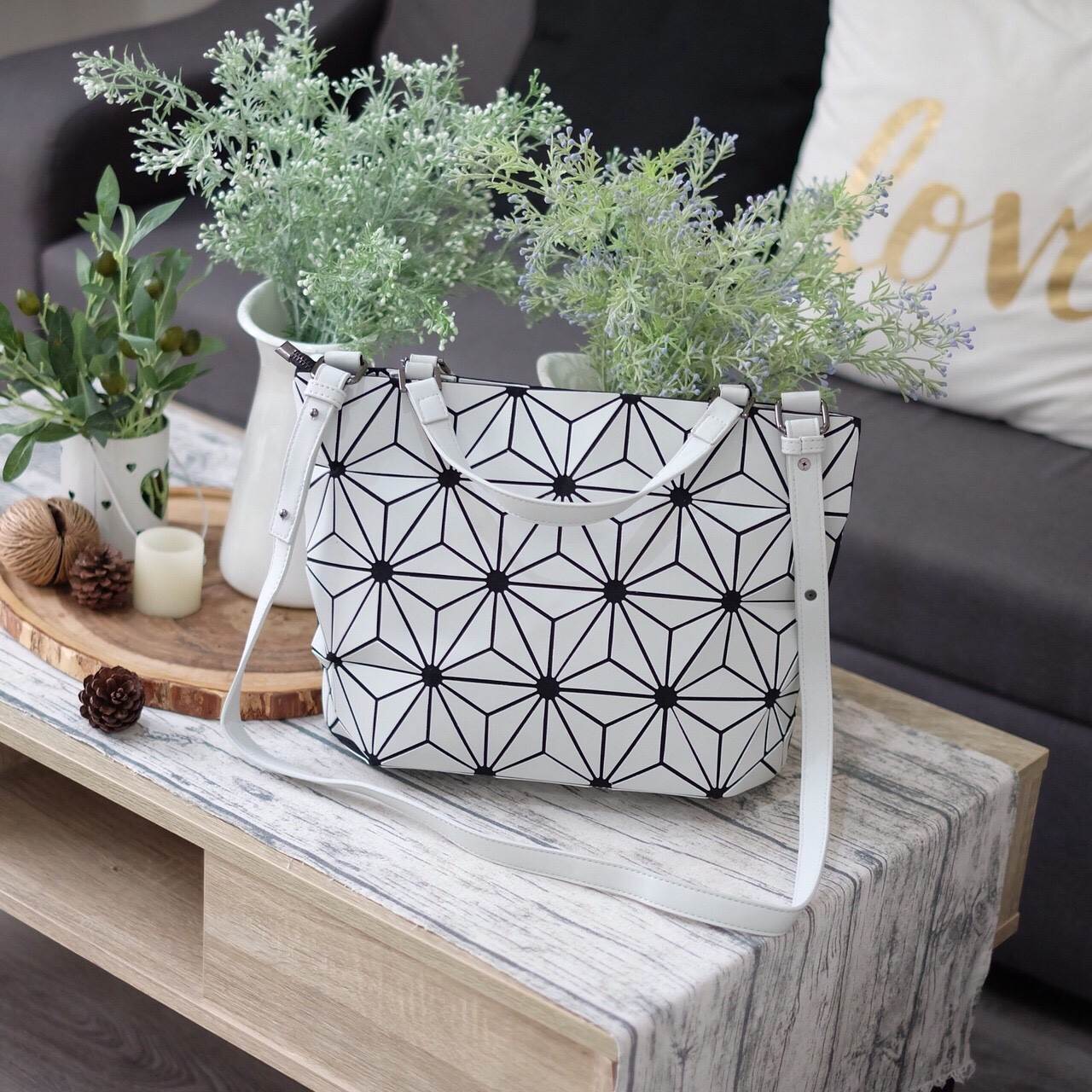 New Collection ka ' Matte Color ' ✨✨ สีด้าน มีให้เลือกถึง 4 สี 🍭🍭แถมยังลาย Limited edition หายาก 👍ปรับทรงได้ 2 แบบ น่ารักมาก จากแบรนด์ David Jones กระเป๋าสะพายข้างดีไซน์เกร๋มาก สีสวยหรูมาก ขนาดกะลังดีเลย น้ำ